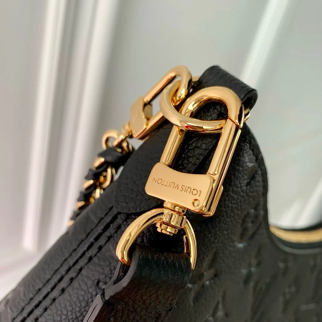 💰940 (top layer leather) top original M12930 black, this Boulogne handbag uses Monogram Empreinte leather to reinterpret the classic design, and can show your individual style in a variety of carrying methods. An interior slip pocket can easily store your smartphone, and the braided chain is accented with dazzling hardware. 16 x 9.5 x 29 cm (height x width x length)