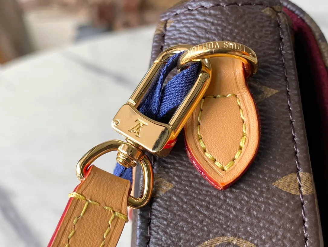 💰760 Top Original Order M46643 This Micro Chantily handbag is made of Monogram canvas to create a unique shape and compact size, which can inject personalized style into any outfit. Inspired by the original Chantilly handbag released in 1978, it is exquisitely crafted and versatile. Exquisite details add to the exquisite charm. The removable and adjustable shoulder strap allows for comfortable shoulder and cross-body wear. Dimensions: 12.5 × 13 × 4 cm