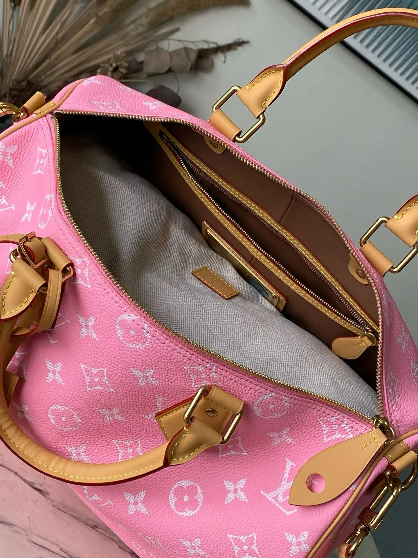 💰1940 Top Original M13918 Yellow Large This Speedy P18 Bandouliere 40 handbag is made of soft cow leather with deep cow leather trim and a detachable and adjustable shoulder strap. Exquisite stitching, dyed edges and the iconic P18 nameplate create ingenious details. Dimensions: 40 × 26 × 23 cm