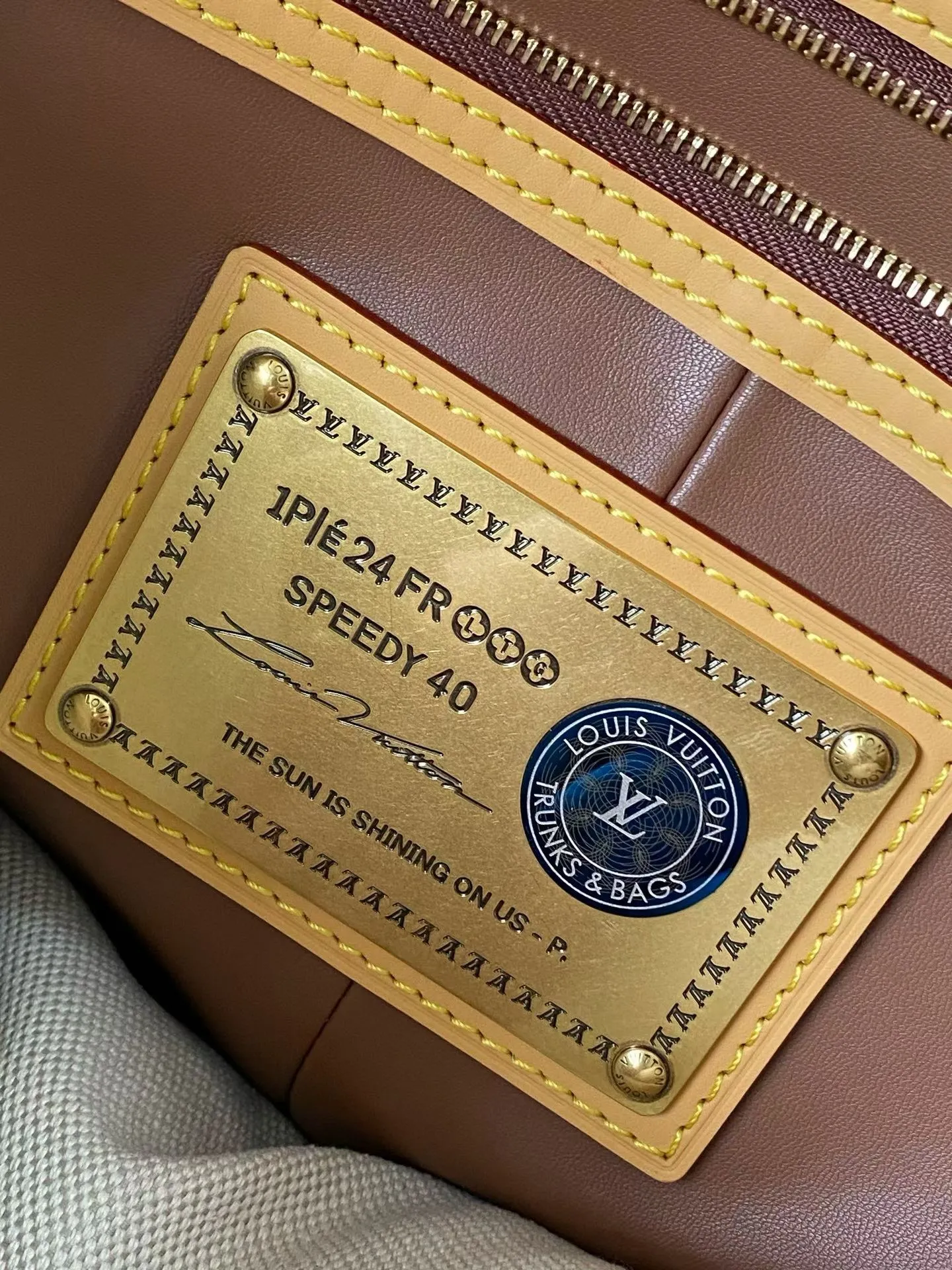 💰1940 Top Original M13918 Yellow Large This Speedy P18 Bandouliere 40 handbag is made of soft cow leather with deep cow leather trim and a detachable and adjustable shoulder strap. Exquisite stitching, dyed edges and the iconic P18 nameplate create ingenious details. Dimensions: 40 × 26 × 23 cm