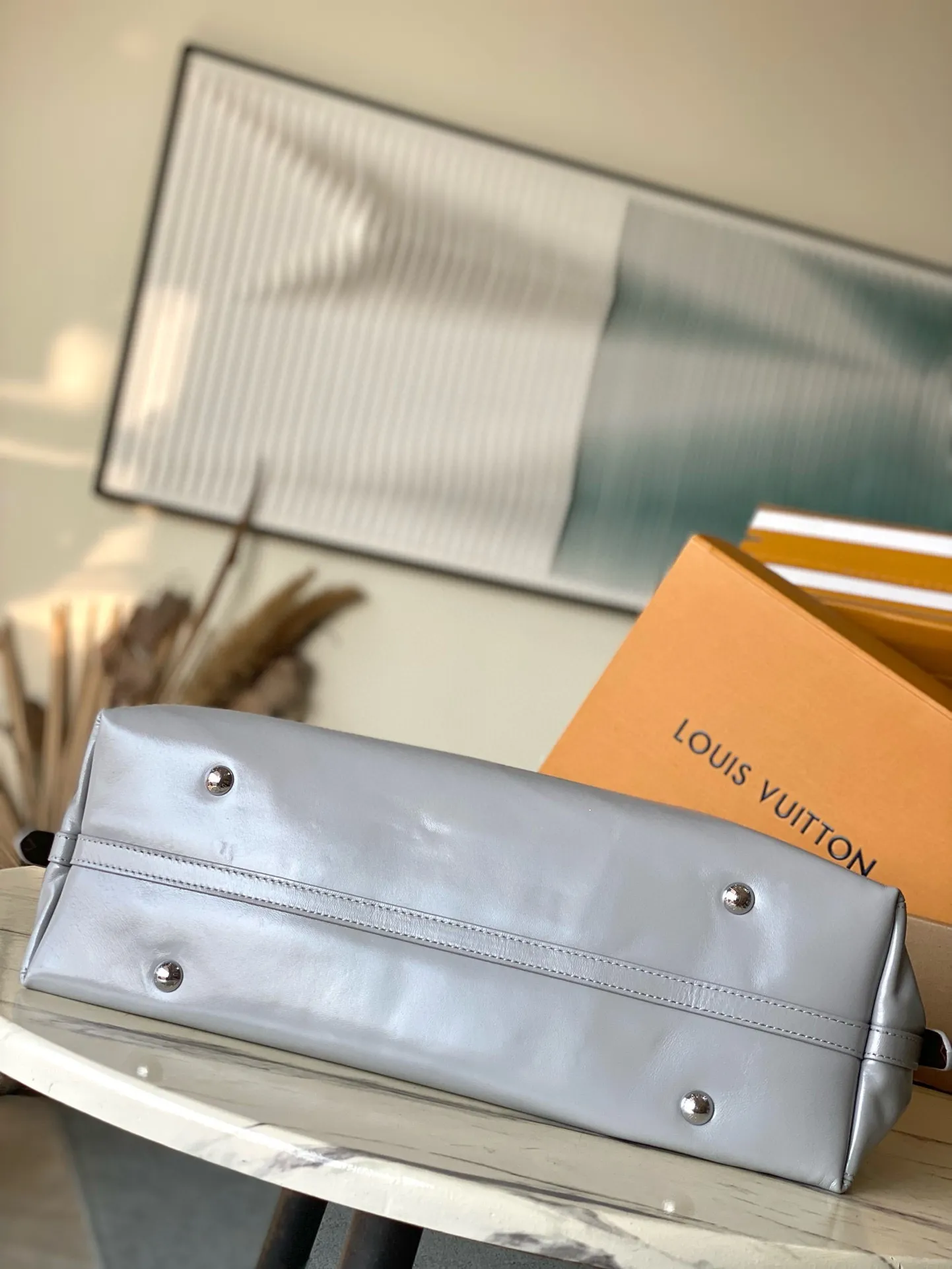 💰1200 (top layer leather) top original order M12583 medium size sheepskin shark gray This CarryAll Dark medium handbag is made of soft sheepskin to create a fashionable and lazy silhouette, adding eye-catching color to the 2024 spring and summer show style. Polished metal pieces are complemented by a tactile, slightly wrinkled texture. Plenty of space can accommodate a variety of daily necessities, making it a great travel companion. Dimensions: 39 x 30 x 15 cm (length x height x width)