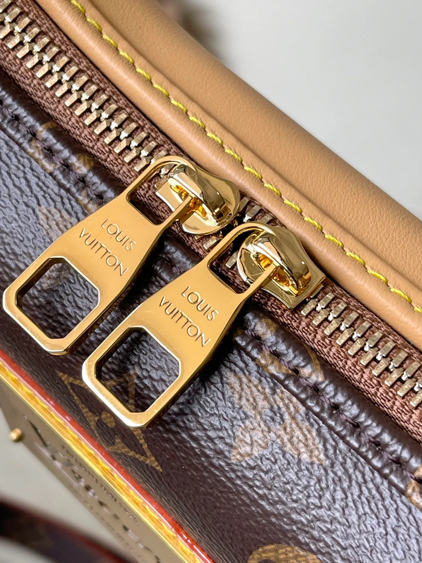 💰1220 (Steel Hardware) Top Original M12615 Bone mini handbag is made of Monogram coated canvas. The LVLovers logo designed by Pharrell Wiliams for the last season series is reflected on the inner nameplate, and the cute palm print is used to inject natural interest. The detachable and adjustable shoulder strap is embellished with Monogram pattern on one side and fine leather on the other side. Dimensions: 24 × 14 × 6 cm