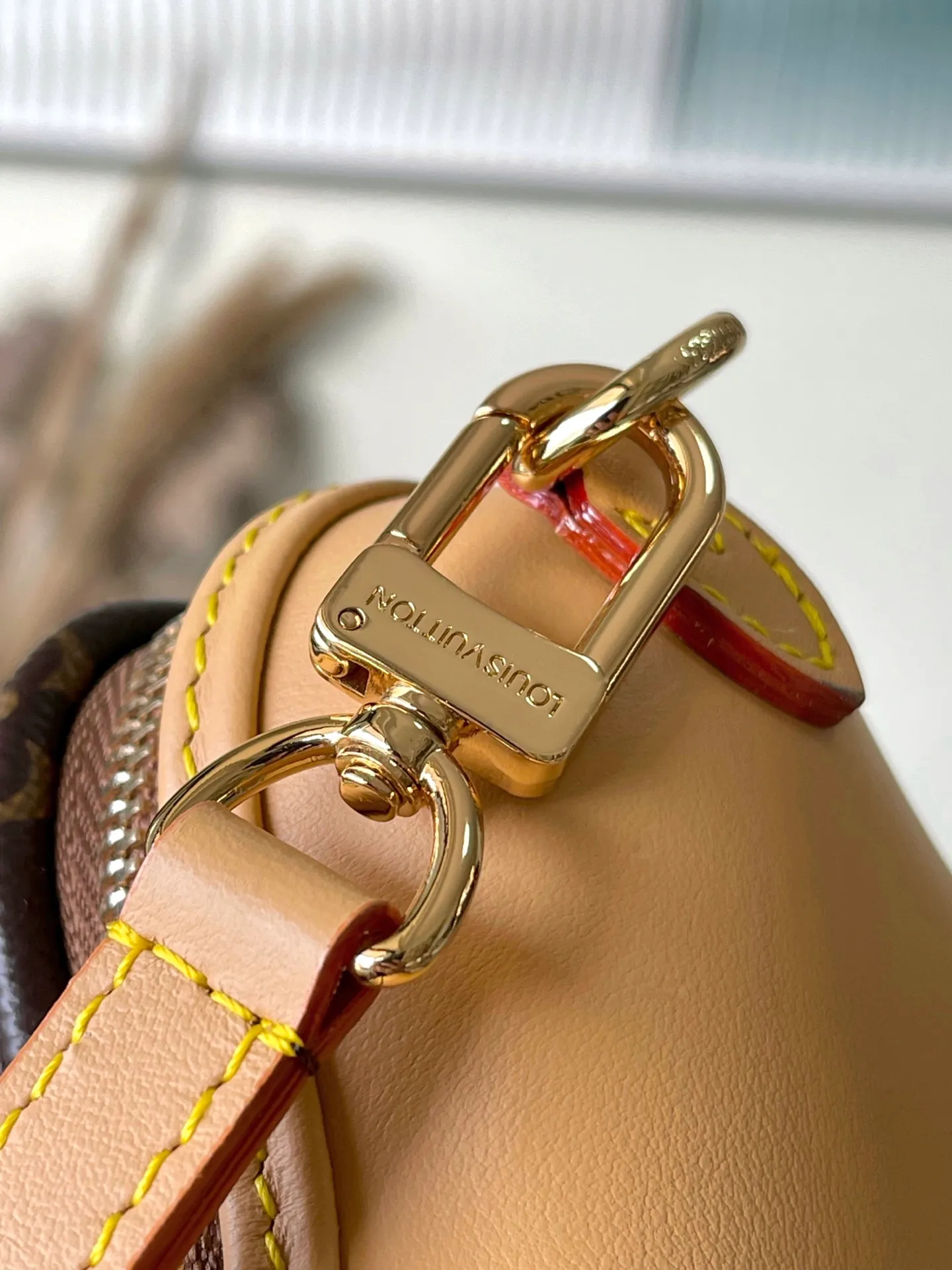 💰1220 (Steel Hardware) Top Original M12615 Bone mini handbag is made of Monogram coated canvas. The LVLovers logo designed by Pharrell Wiliams for the last season series is reflected on the inner nameplate, and the cute palm print is used to inject natural interest. The detachable and adjustable shoulder strap is embellished with Monogram pattern on one side and fine leather on the other side. Dimensions: 24 × 14 × 6 cm