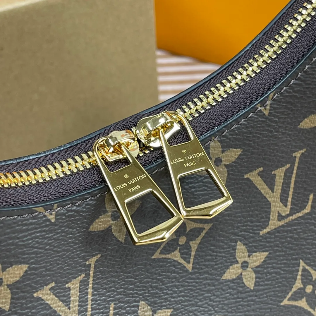 [Upgraded version] P560🐶Upgraded version, high quality, semi-steel hardware ❣️M45831 black🐶With complete packaging❣️BOULOGNE handbag The Boulogne handbag is made of classic Monogram canvas, equipped with double zippers and a spacious inner patch pocket that can accommodate an iPhone 12 Pro mobile phone. The adjustable shoulder strap allows it to be worn cross-body or over the shoulder, and can be removed to transform into a small chain bag or clutch. Dimensions: 29 x 16 x 9.5 cm