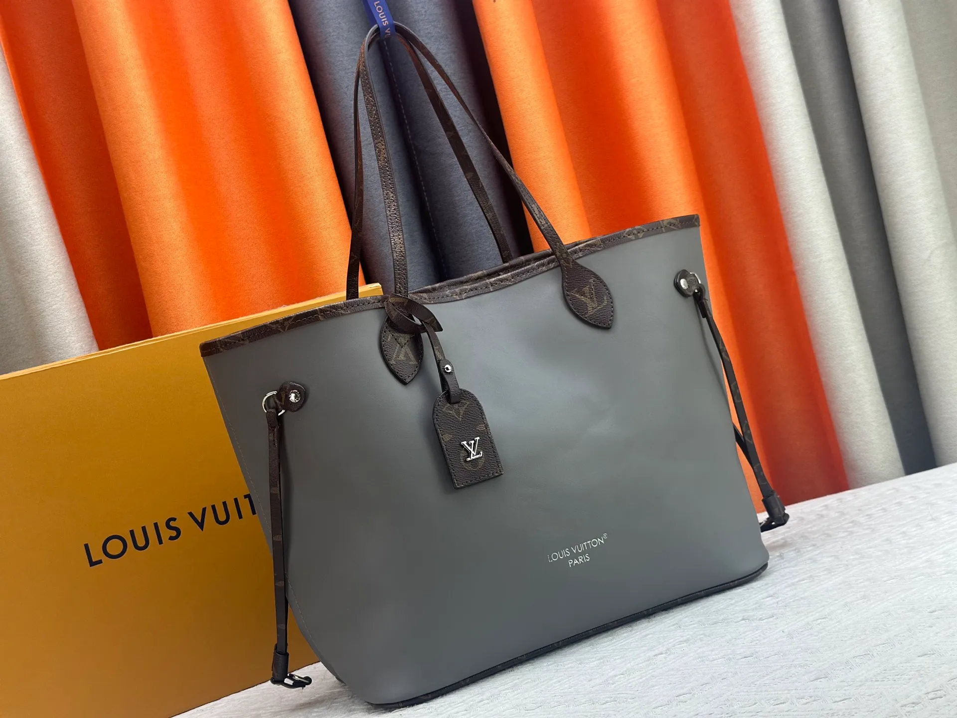 P280 Upgraded original M14210 M45686 M46649 M58907 M46329 M21579 M45685 M46676 M40995 This Neverfull medium handbag uses embossing and printing processes to depict the Monogram pattern on the cow leather. Tighten the side straps and the tote instantly transforms into an elegant urban handbag; the long handle makes it easy to carry over the shoulder or elbow. 31.0 x 28.0 x 14.0 cm (length x height x width)