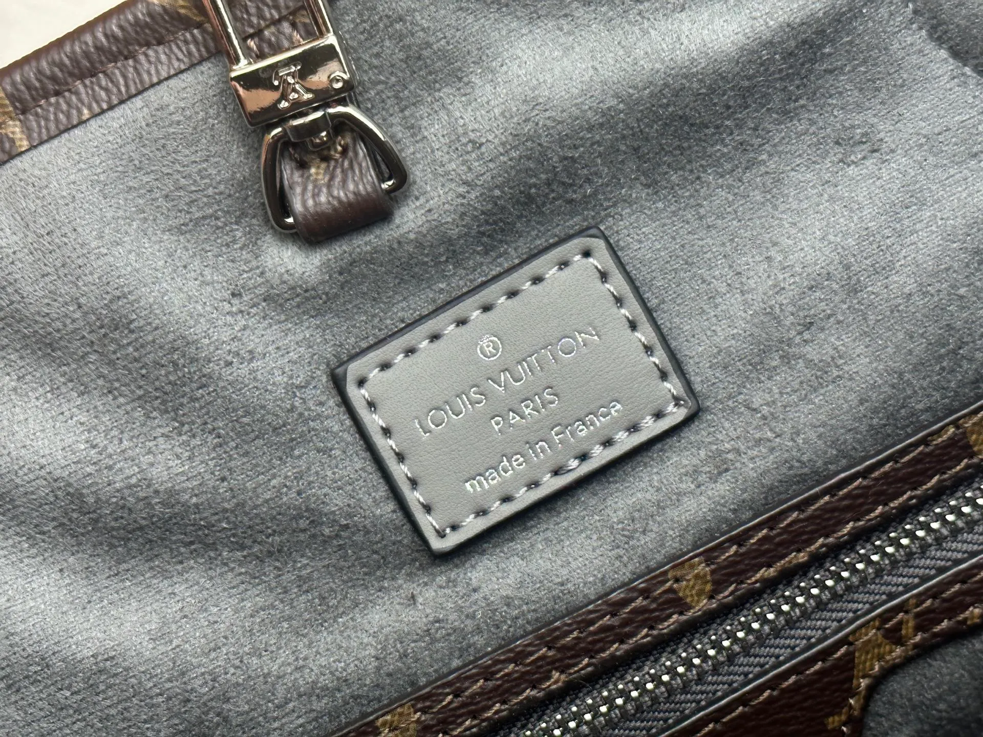 P280 Upgraded original M14210 M45686 M46649 M58907 M46329 M21579 M45685 M46676 M40995 This Neverfull medium handbag uses embossing and printing processes to depict the Monogram pattern on the cow leather. Tighten the side straps and the tote instantly transforms into an elegant urban handbag; the long handle makes it easy to carry over the shoulder or elbow. 31.0 x 28.0 x 14.0 cm (length x height x width)