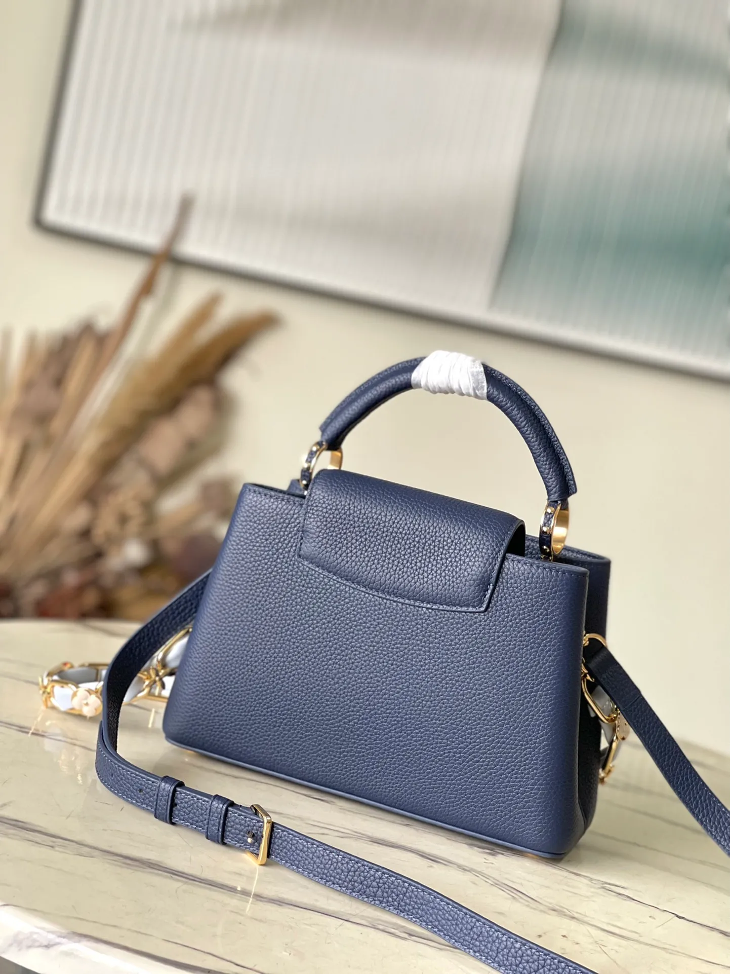 💰2400 (Special grade original leather) M23199 Blue Small This elegant Capucines small handbag combination is matched with a variety of materials and textures, made of aurilon leather, and equipped with a beautiful new version of Blossom Chain. Metal links and elegant soft cow leather are woven into a delicate chain, inlaid with Swiss enamel and veneer Monogram flowers. The colorful enamel brand logo highlights the texture of jewelry and makes the handbag even more beautiful. Dimensions: 27 × 18 × 9 cm