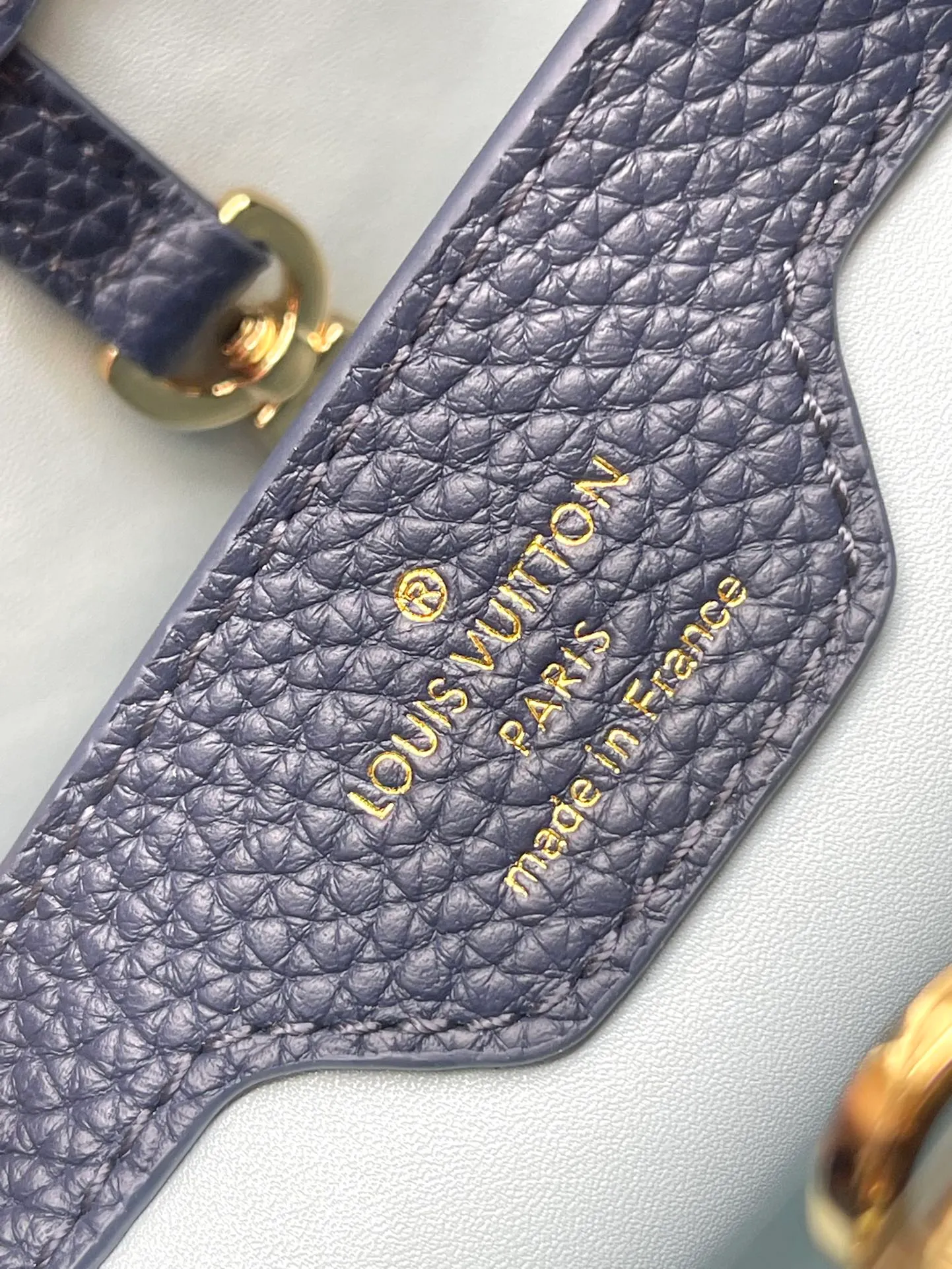 💰2400 (Special grade original leather) M23199 Blue Small This elegant Capucines small handbag combination is matched with a variety of materials and textures, made of aurilon leather, and equipped with a beautiful new version of Blossom Chain. Metal links and elegant soft cow leather are woven into a delicate chain, inlaid with Swiss enamel and veneer Monogram flowers. The colorful enamel brand logo highlights the texture of jewelry and makes the handbag even more beautiful. Dimensions: 27 × 18 × 9 cm