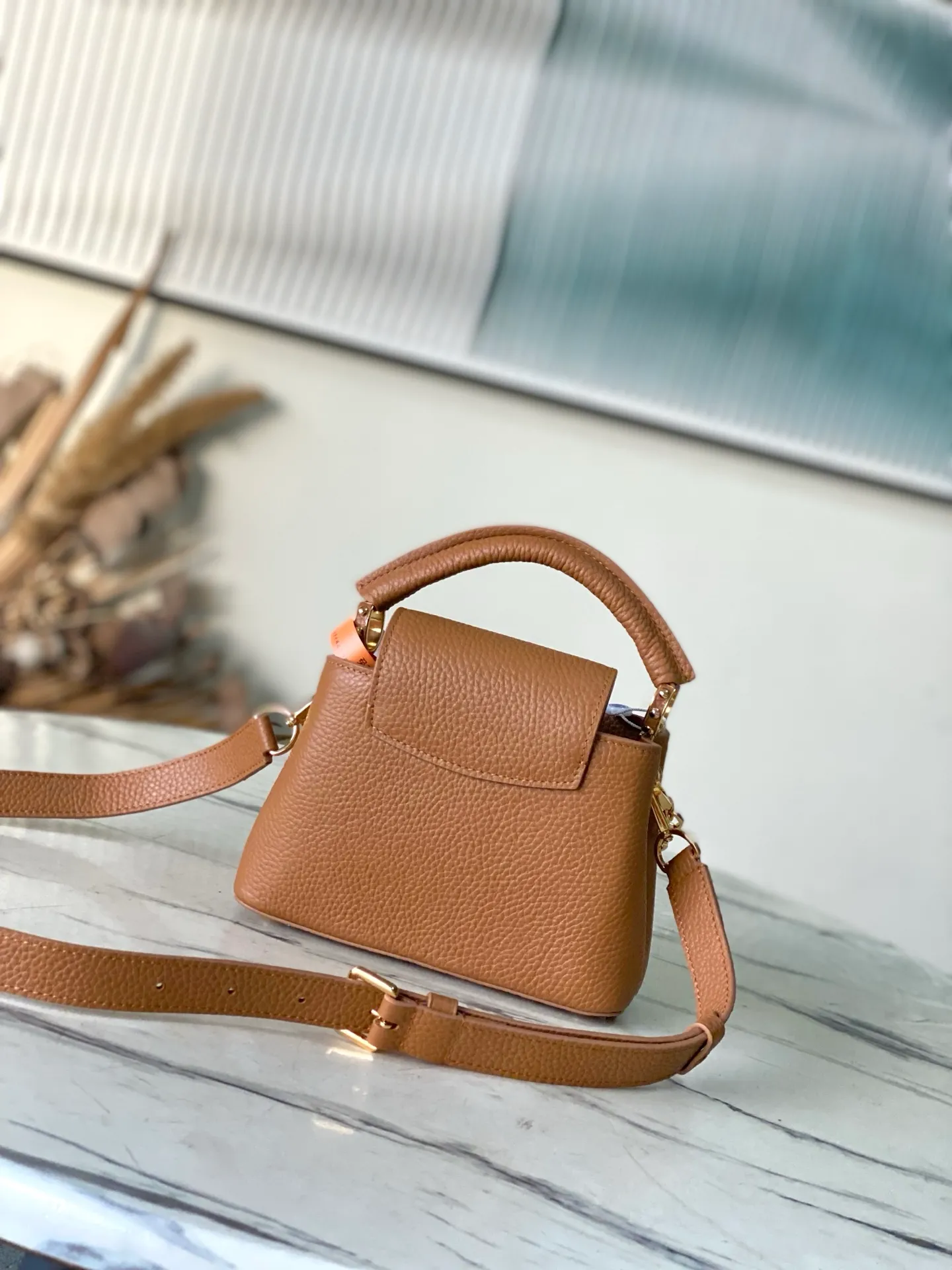 💰2120 "Special Original Leather" M14381 Mini This Capucines mini handbag is from the Harmony series, using a decorative chain to explore the inspiration of the Monogram flower. Taurillon cow leather creates an elegant structure, colorful resin outlines the V letter, and the flip cover provides two styles: external or internal. The neat interior is equipped with multiple pockets, and the detachable and adjustable shoulder strap makes it easy to wear cross-body. Dimensions: 21 × 14 × 8 cm