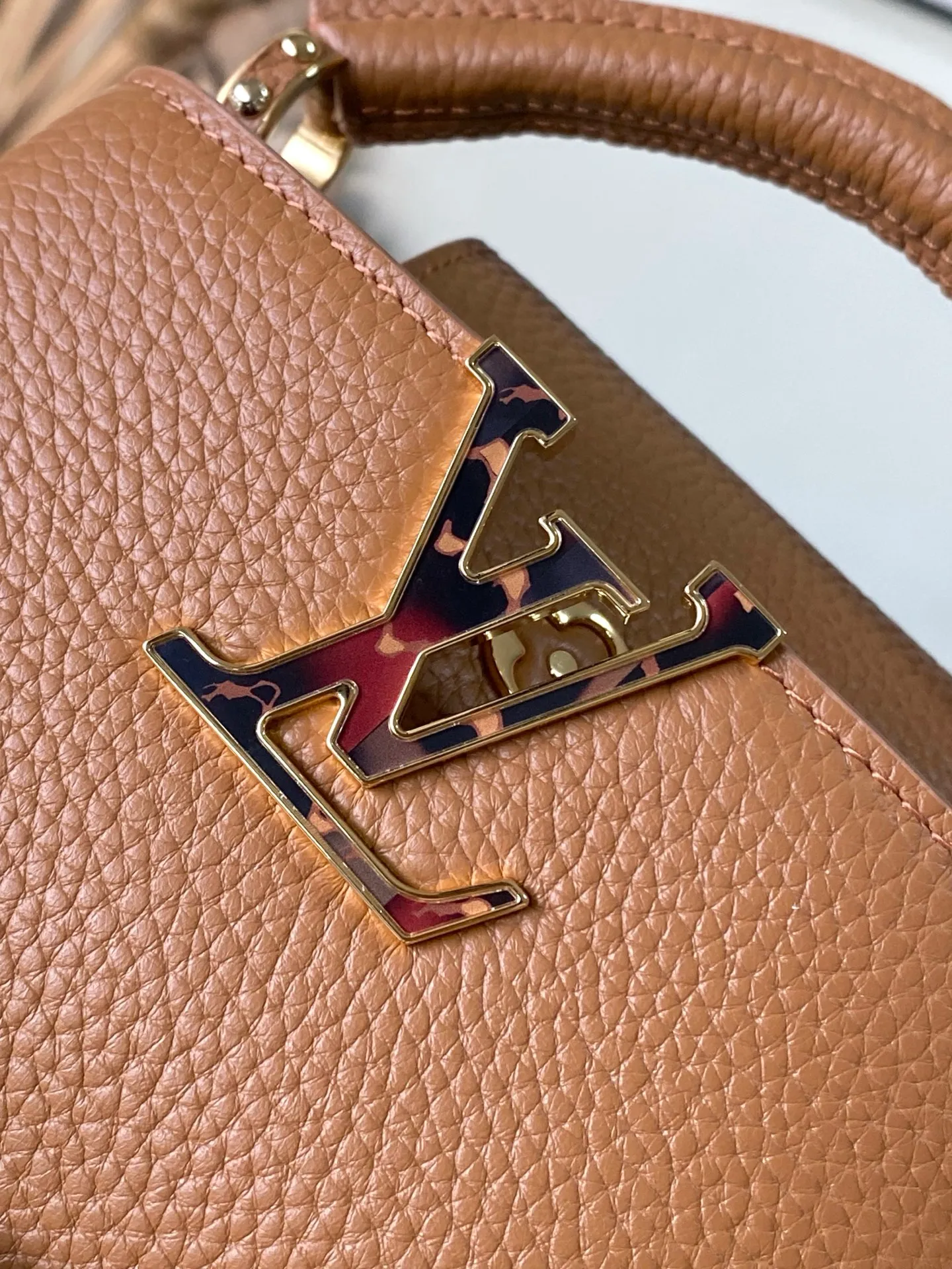 💰2120 "Special Original Leather" M14381 Mini This Capucines mini handbag is from the Harmony series, using a decorative chain to explore the inspiration of the Monogram flower. Taurillon cow leather creates an elegant structure, colorful resin outlines the V letter, and the flip cover provides two styles: external or internal. The neat interior is equipped with multiple pockets, and the detachable and adjustable shoulder strap makes it easy to wear cross-body. Dimensions: 21 × 14 × 8 cm