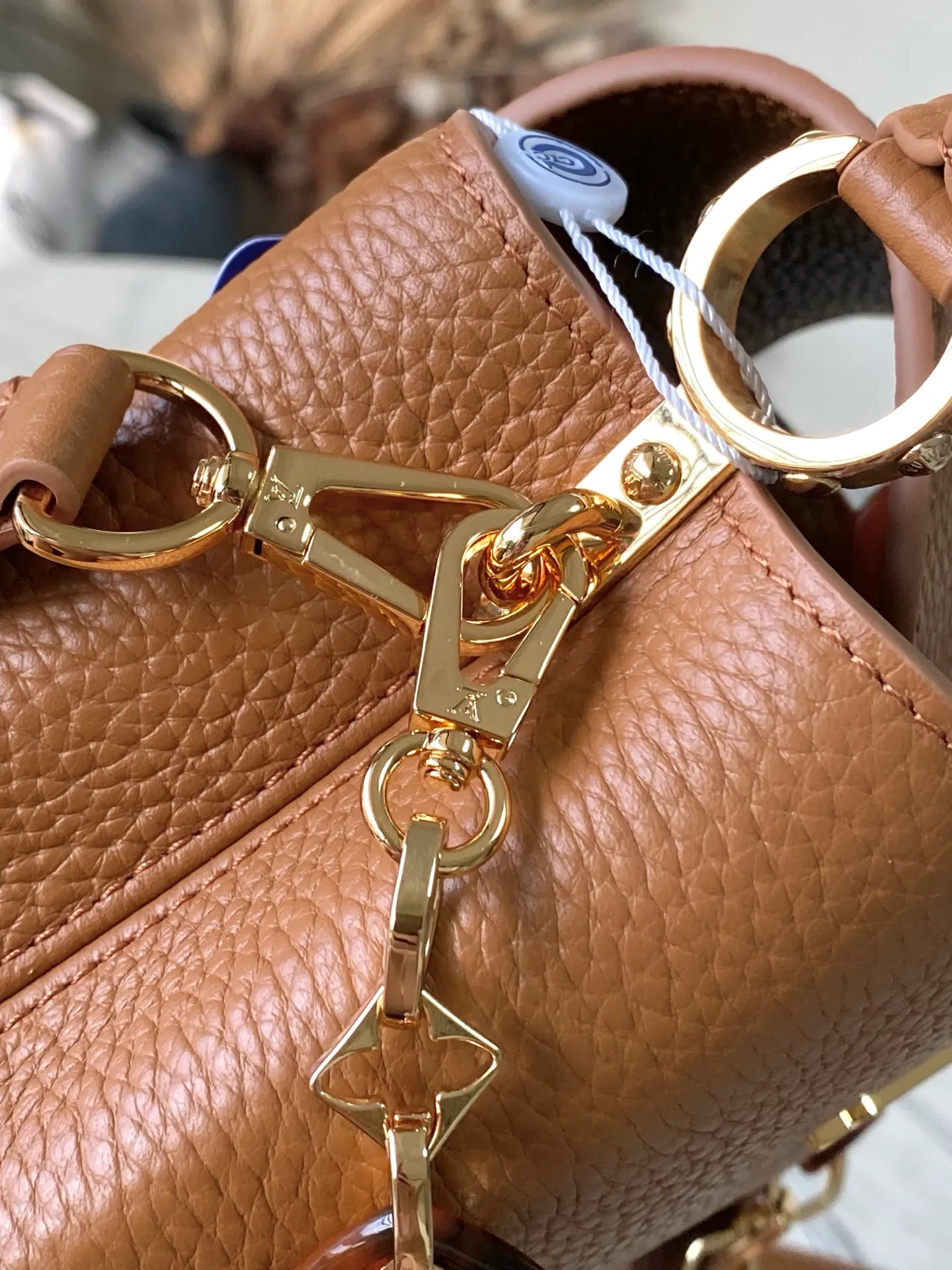 💰2120 "Special Original Leather" M14381 Mini This Capucines mini handbag is from the Harmony series, using a decorative chain to explore the inspiration of the Monogram flower. Taurillon cow leather creates an elegant structure, colorful resin outlines the V letter, and the flip cover provides two styles: external or internal. The neat interior is equipped with multiple pockets, and the detachable and adjustable shoulder strap makes it easy to wear cross-body. Dimensions: 21 × 14 × 8 cm
