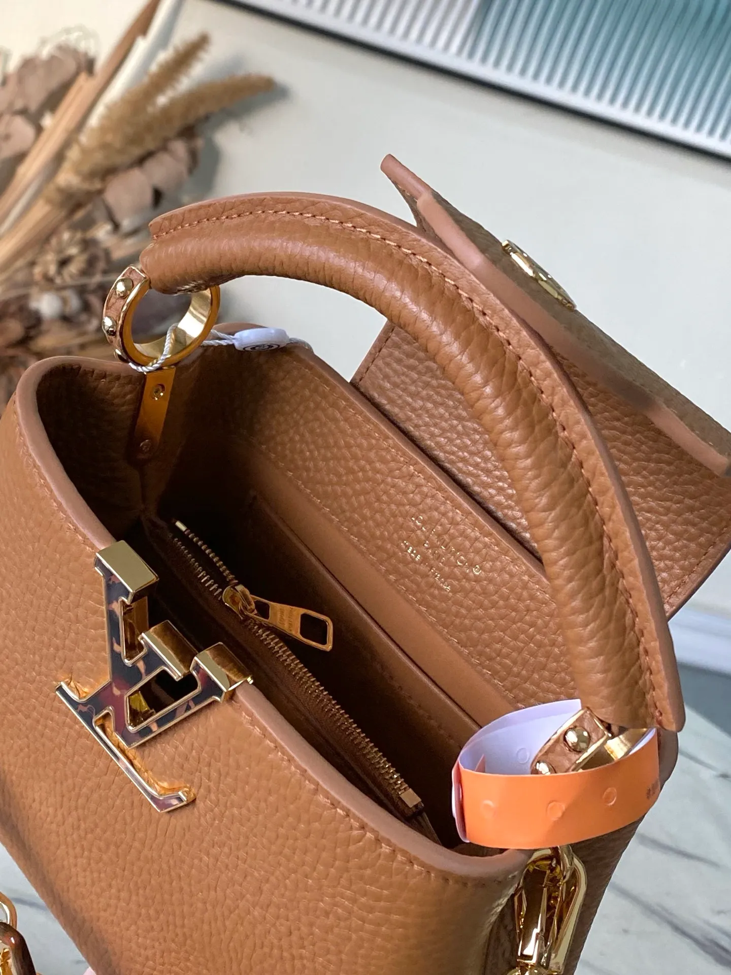 💰2120 "Special Original Leather" M14381 Mini This Capucines mini handbag is from the Harmony series, using a decorative chain to explore the inspiration of the Monogram flower. Taurillon cow leather creates an elegant structure, colorful resin outlines the V letter, and the flip cover provides two styles: external or internal. The neat interior is equipped with multiple pockets, and the detachable and adjustable shoulder strap makes it easy to wear cross-body. Dimensions: 21 × 14 × 8 cm