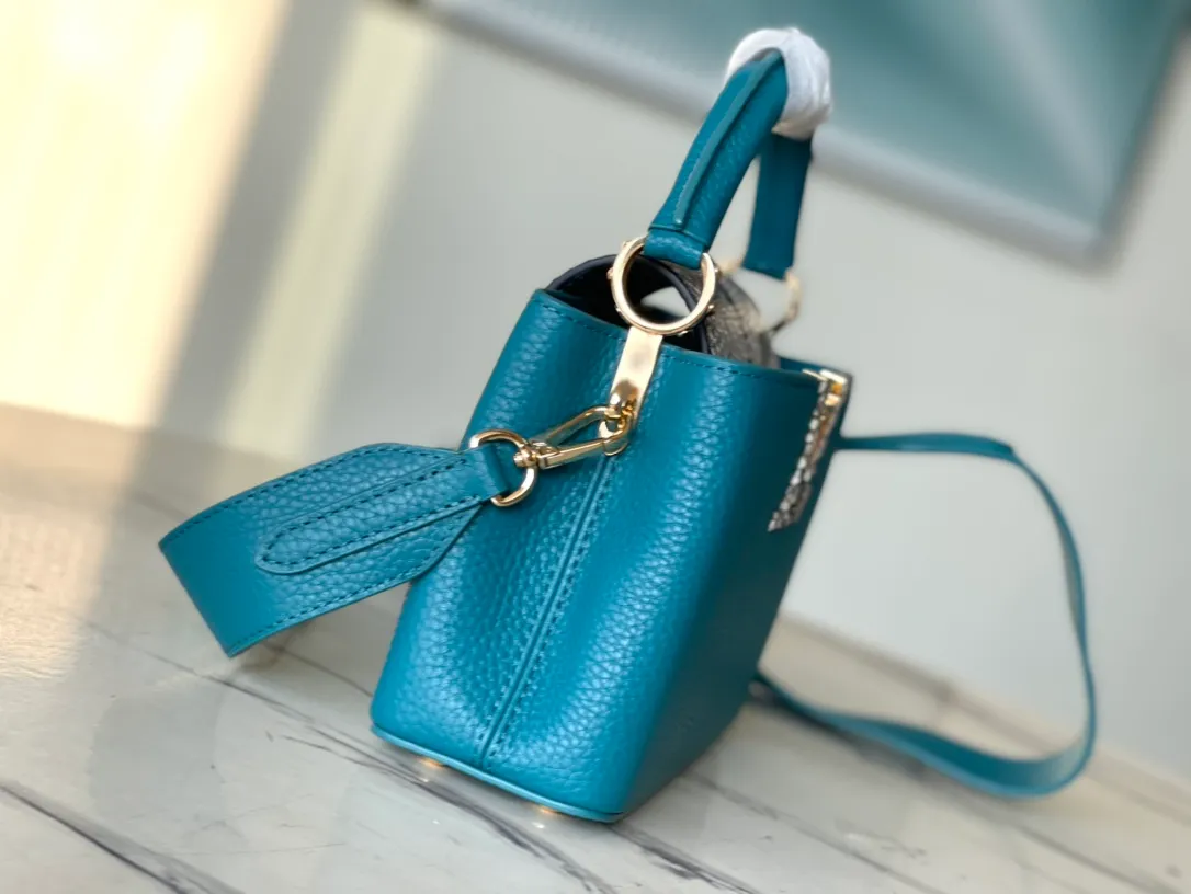 💰2260 (Special Grade Original Leather) N99387/M48865 Blue Snake Shoulder This Capucines mini handbag is exquisitely constructed with full-grain Taurillon leather. It is equipped with a top handle, two flaps and a logo outlined in luster python leather, making it a gorgeous choice for both day and night. The detachable wide shoulder strap allows for an avant-garde look when worn on the shoulder or crossbody. Size: 21 *14 * 8cm