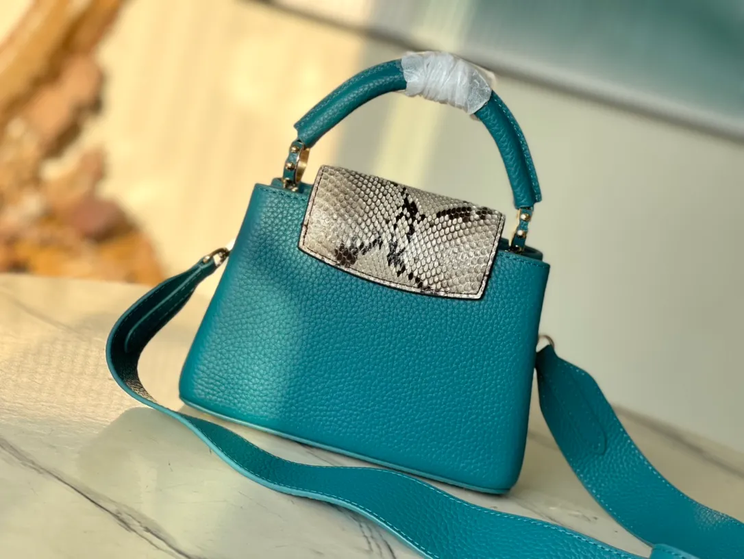 💰2260 (Special Grade Original Leather) N99387/M48865 Blue Snake Shoulder This Capucines mini handbag is exquisitely constructed with full-grain Taurillon leather. It is equipped with a top handle, two flaps and a logo outlined in luster python leather, making it a gorgeous choice for both day and night. The detachable wide shoulder strap allows for an avant-garde look when worn on the shoulder or crossbody. Size: 21 *14 * 8cm
