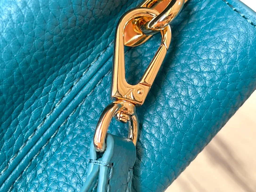 💰2260 (Special Grade Original Leather) N99387/M48865 Blue Snake Shoulder This Capucines mini handbag is exquisitely constructed with full-grain Taurillon leather. It is equipped with a top handle, two flaps and a logo outlined in luster python leather, making it a gorgeous choice for both day and night. The detachable wide shoulder strap allows for an avant-garde look when worn on the shoulder or crossbody. Size: 21 *14 * 8cm
