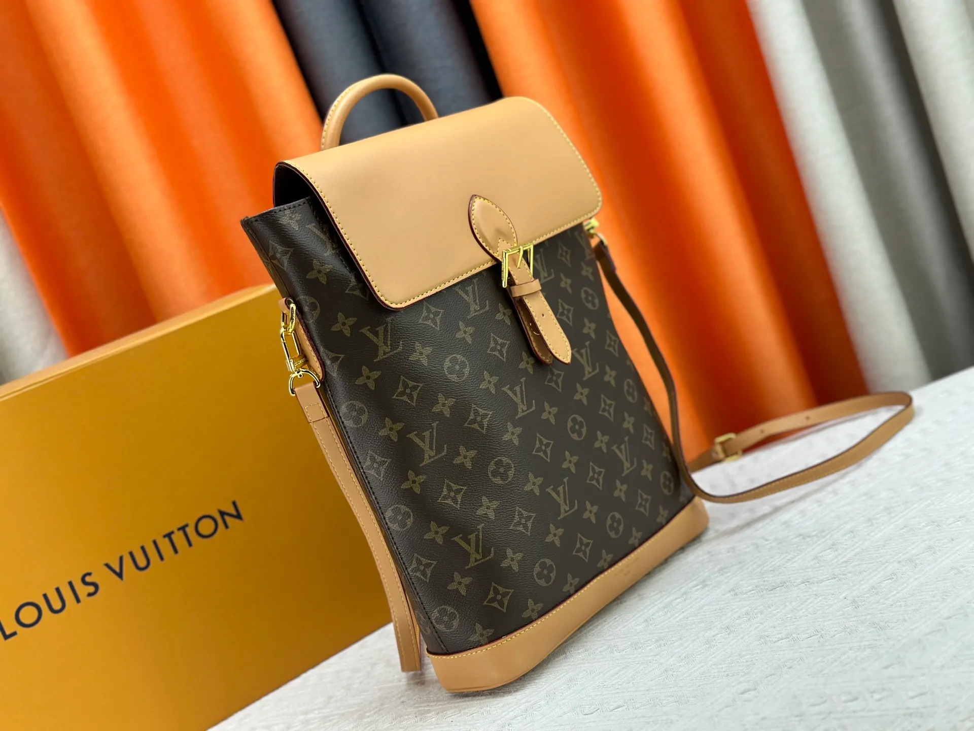 P260 Upgraded original M14653 M14651 This Soho medium backpack harkens back to the Arlequin backpack launched in 1996. It pays homage to Louis Vuitton's trunk-making heritage with cow leather trim and vintage buckles. The removable and adjustable leather shoulder strap makes it easy to switch between carrying methods, and the D-ring can be used to secure it, making it a perfect choice for daily travel. Dimensions: 24.0 x 32.0 x 9.0 cm (length x height x width)