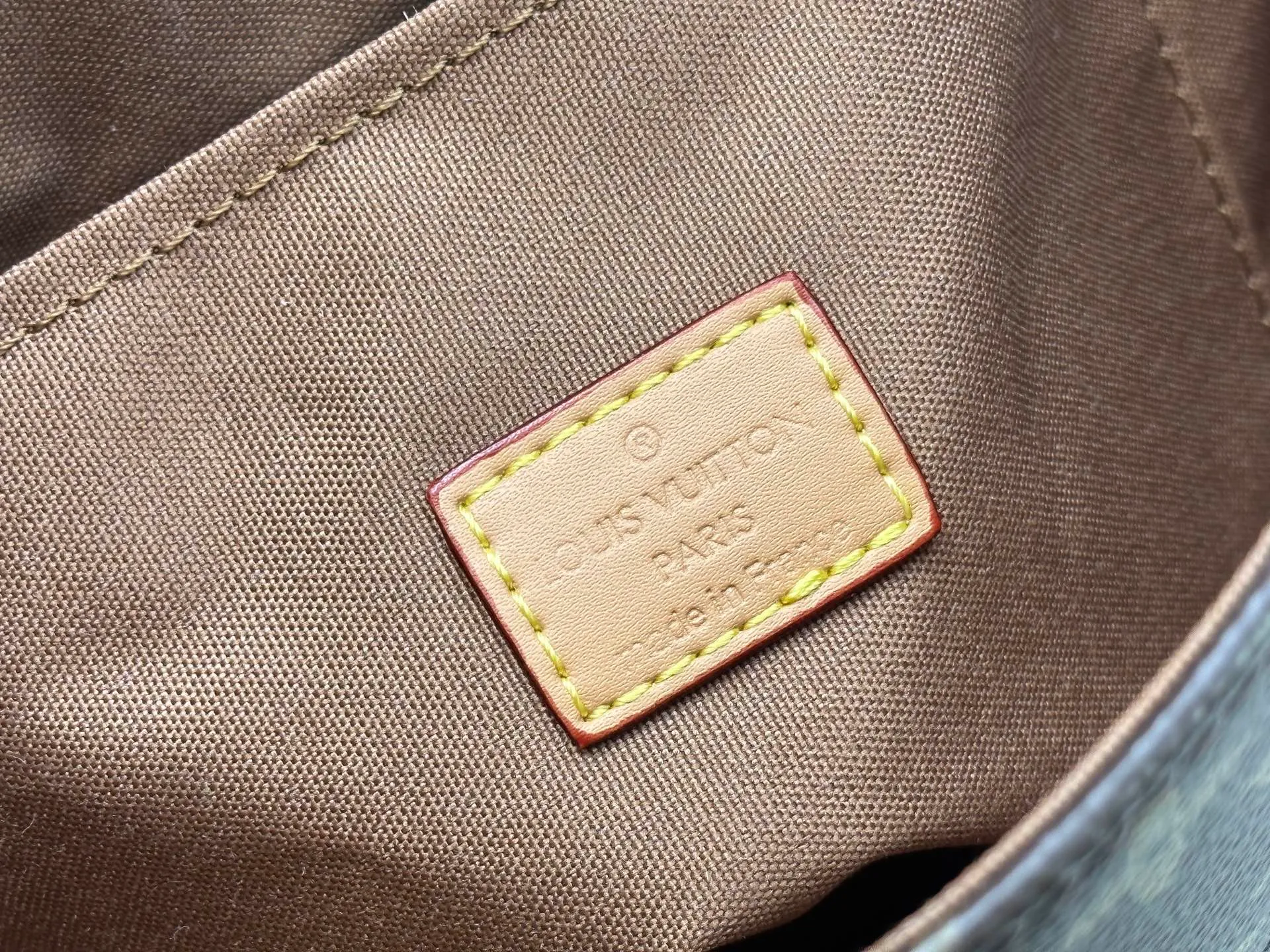 P260 Upgraded original M14653 M14651 This Soho medium backpack harkens back to the Arlequin backpack launched in 1996. It pays homage to Louis Vuitton's trunk-making heritage with cow leather trim and vintage buckles. The removable and adjustable leather shoulder strap makes it easy to switch between carrying methods, and the D-ring can be used to secure it, making it a perfect choice for daily travel. Dimensions: 24.0 x 32.0 x 9.0 cm (length x height x width)