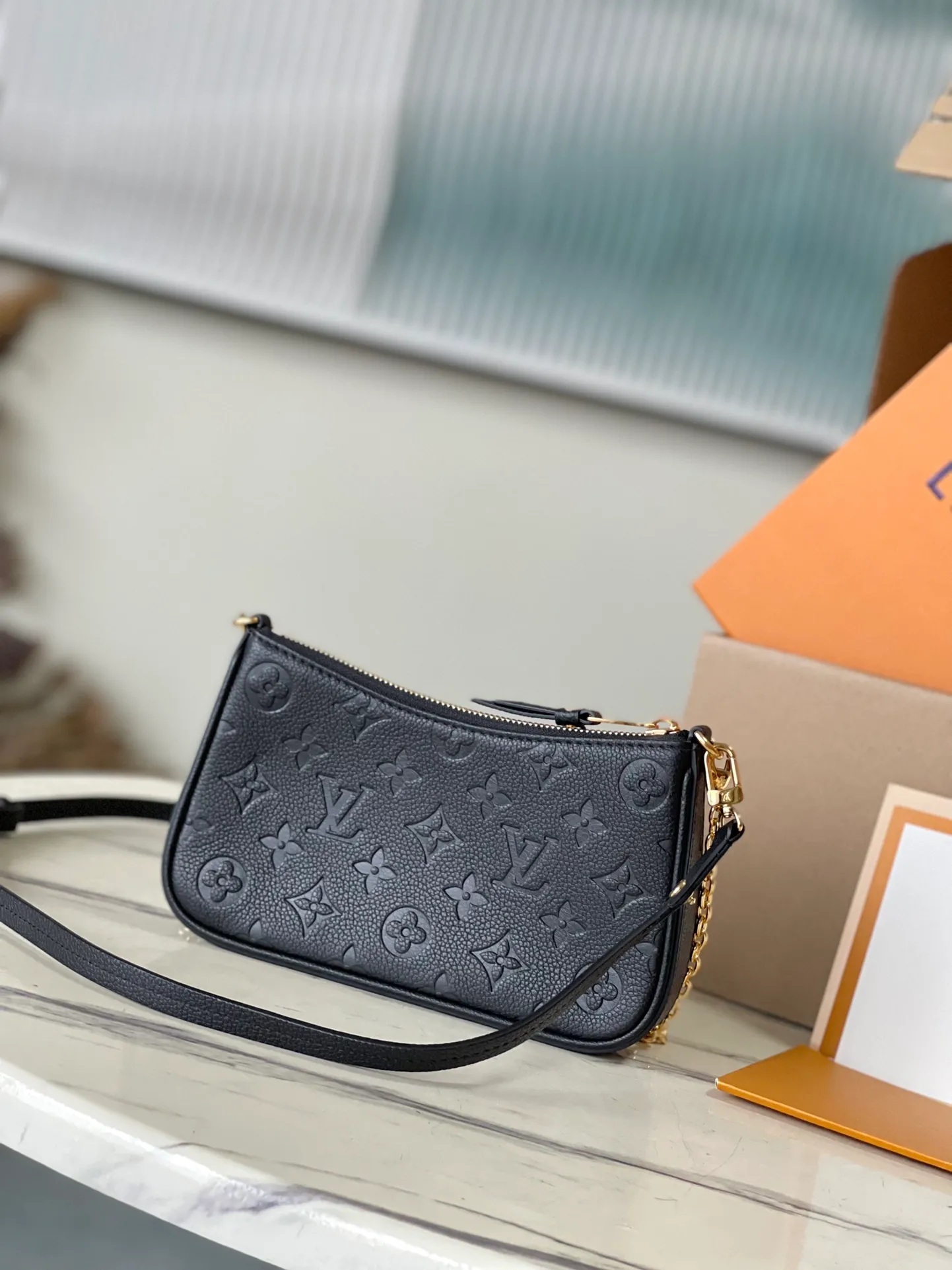 💰800 (top layer leather) top original order M80349. Support counter inspection. Photos taken of duty-free goods are consistent with the product without unpacking. This product is an exclusive duty-free product in the market and is the highest-end product. Inspection is supported. This product has passed strict inspection and is flawless. Please wear gloves when touching the product. This product is not returnable or exchangeable. Please confirm the product first and then remove the label on the handle. This product is temporarily not open to the public, only regular customers, and is in short supply. Dimensions: 19 x 11.5 x 3 cm