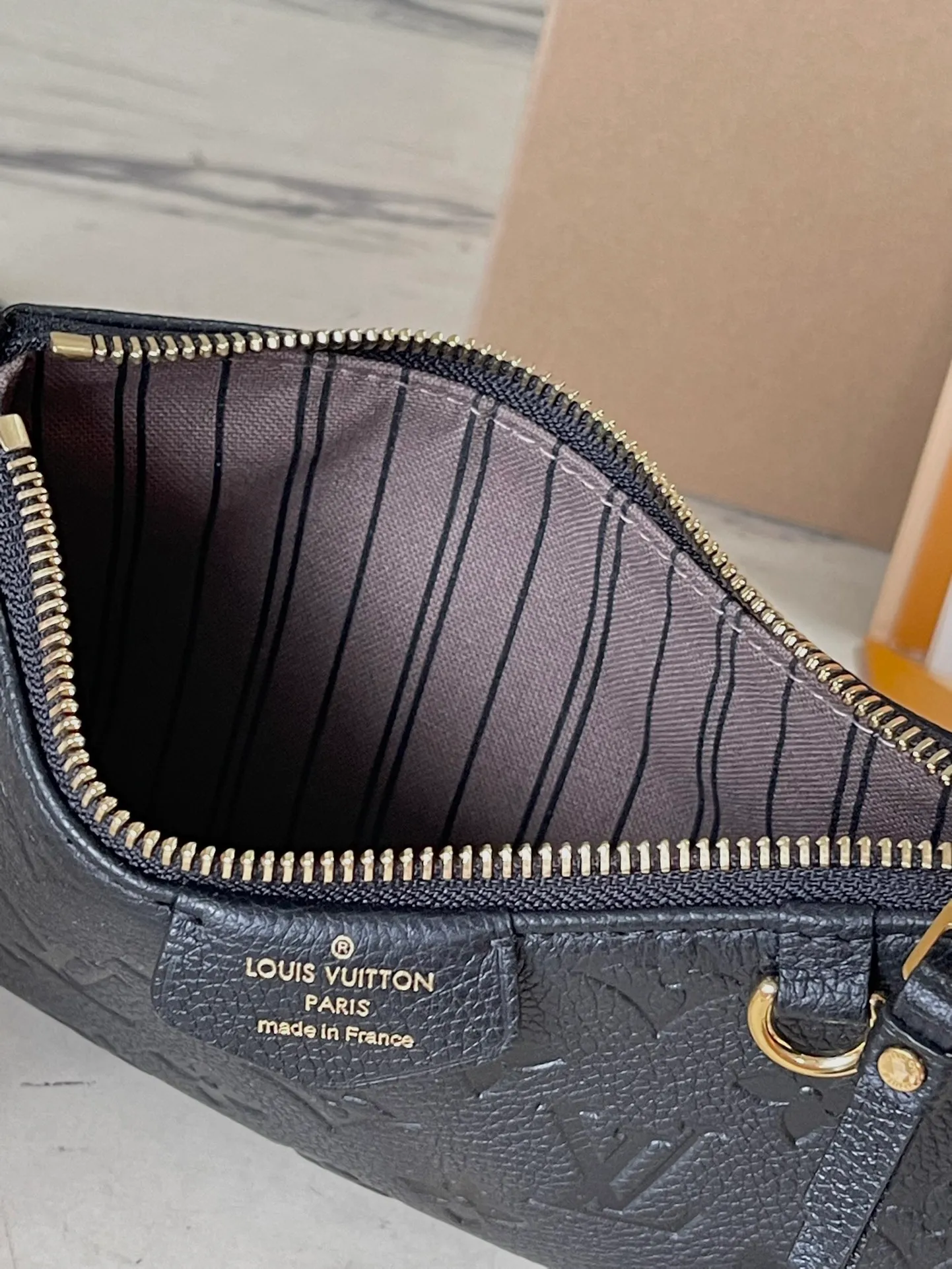 💰800 (top layer leather) top original order M80349. Support counter inspection. Photos taken of duty-free goods are consistent with the product without unpacking. This product is an exclusive duty-free product in the market and is the highest-end product. Inspection is supported. This product has passed strict inspection and is flawless. Please wear gloves when touching the product. This product is not returnable or exchangeable. Please confirm the product first and then remove the label on the handle. This product is temporarily not open to the public, only regular customers, and is in short supply. Dimensions: 19 x 11.5 x 3 cm