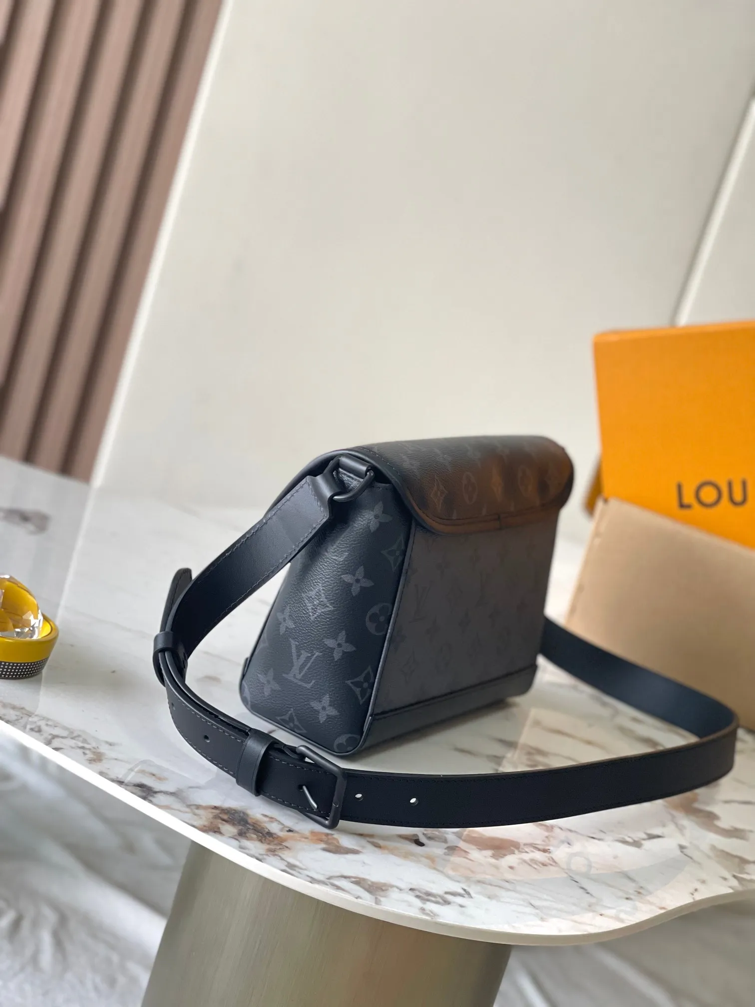 p1800 [Special grade MB chip version original leather] This Pulse messenger bag Model: M12681 gray dynamic chip version Material: A-grade all-steel hardware, imported original cowhide Packaging: full set of original duty-free MB packaging Size: 26.6*17*11CM