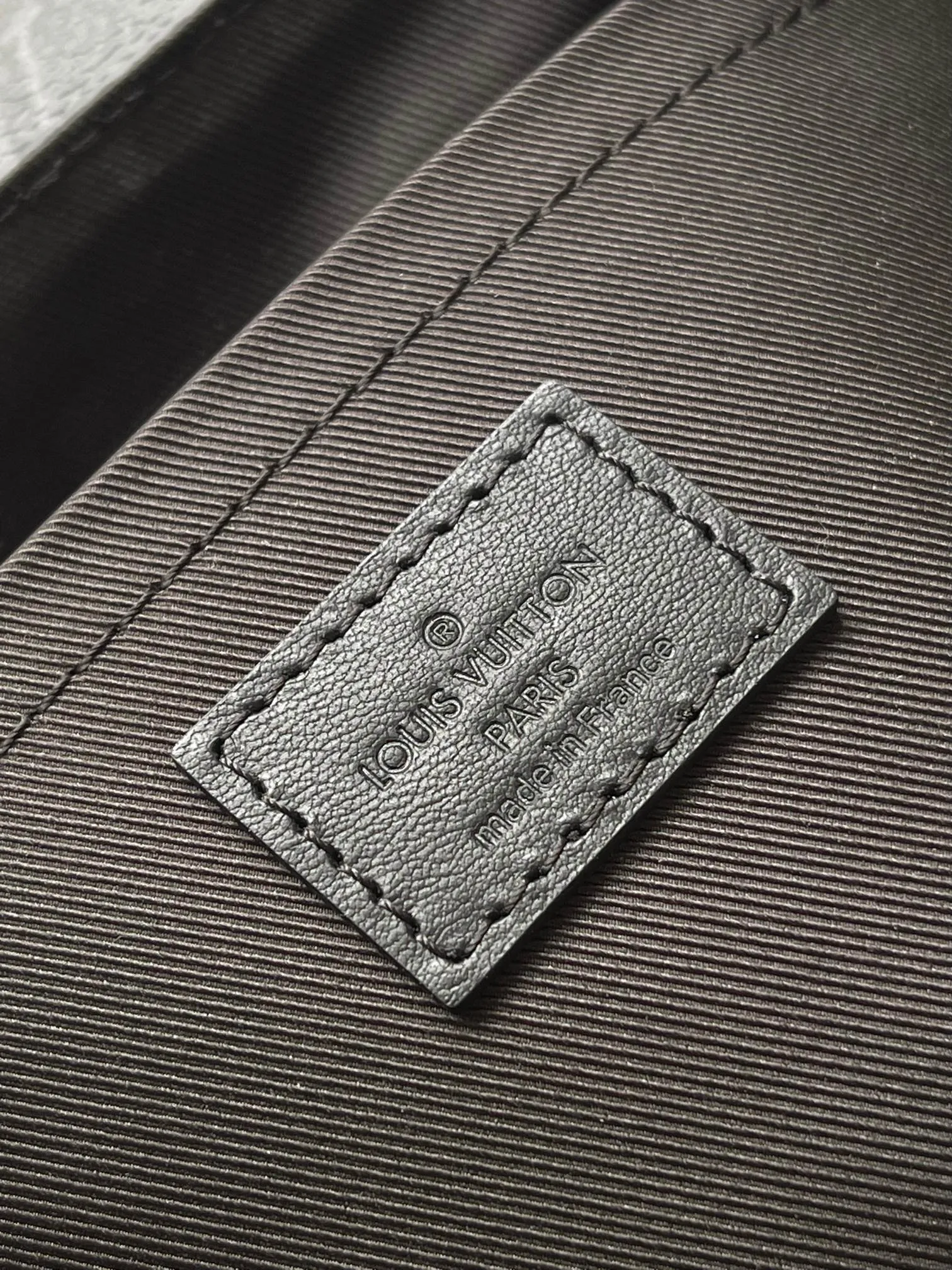 p1800 [Special grade MB chip version original leather] This Pulse messenger bag Model: M12681 gray dynamic chip version Material: A-grade all-steel hardware, imported original cowhide Packaging: full set of original duty-free MB packaging Size: 26.6*17*11CM