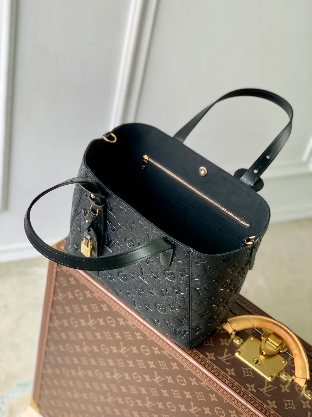 💰1140 (first-grain leather) top-quality original M25858 black. This All In One small handbag expands the capacity definition of the All-In series. It can be transformed into a rounded Hobo handbag or an open tote bag, making it easy to carry your daily needs. Monogram Empreinte leather bag with dazzling hardware, LV padlock and nameplate highlight the exquisite details. 22 x 15 x 40 cm (height x width x length)