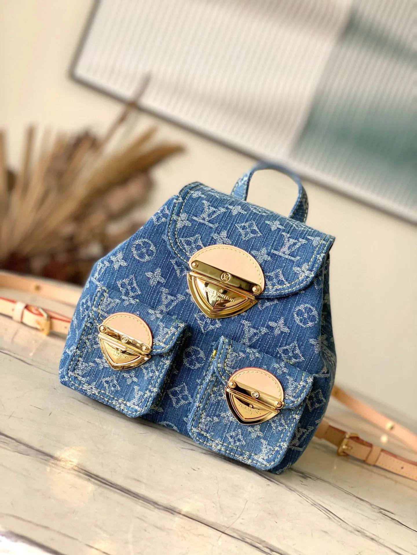 💰1140 The top original M46836 Venice backpack is really amazing! ! ! Of course, the newly launched denim series is indispensable for such a cute little backpack, Venice. It is made of Monogram Denim canvas and has eye-catching buckles to open the flap and front cover. The compact structure contains ample space and can easily accommodate daily necessities such as iPhone 14pro max Djh keys, wallet and sunglasses. The denim presbyopia is good-looking and durable, classic and retro, and the shoulder straps free up your hands ~ a perfect tool for lazy people! The most important thing is that it looks great no matter how you carry it! Dimensions: 20 × 20 × 11 cm
