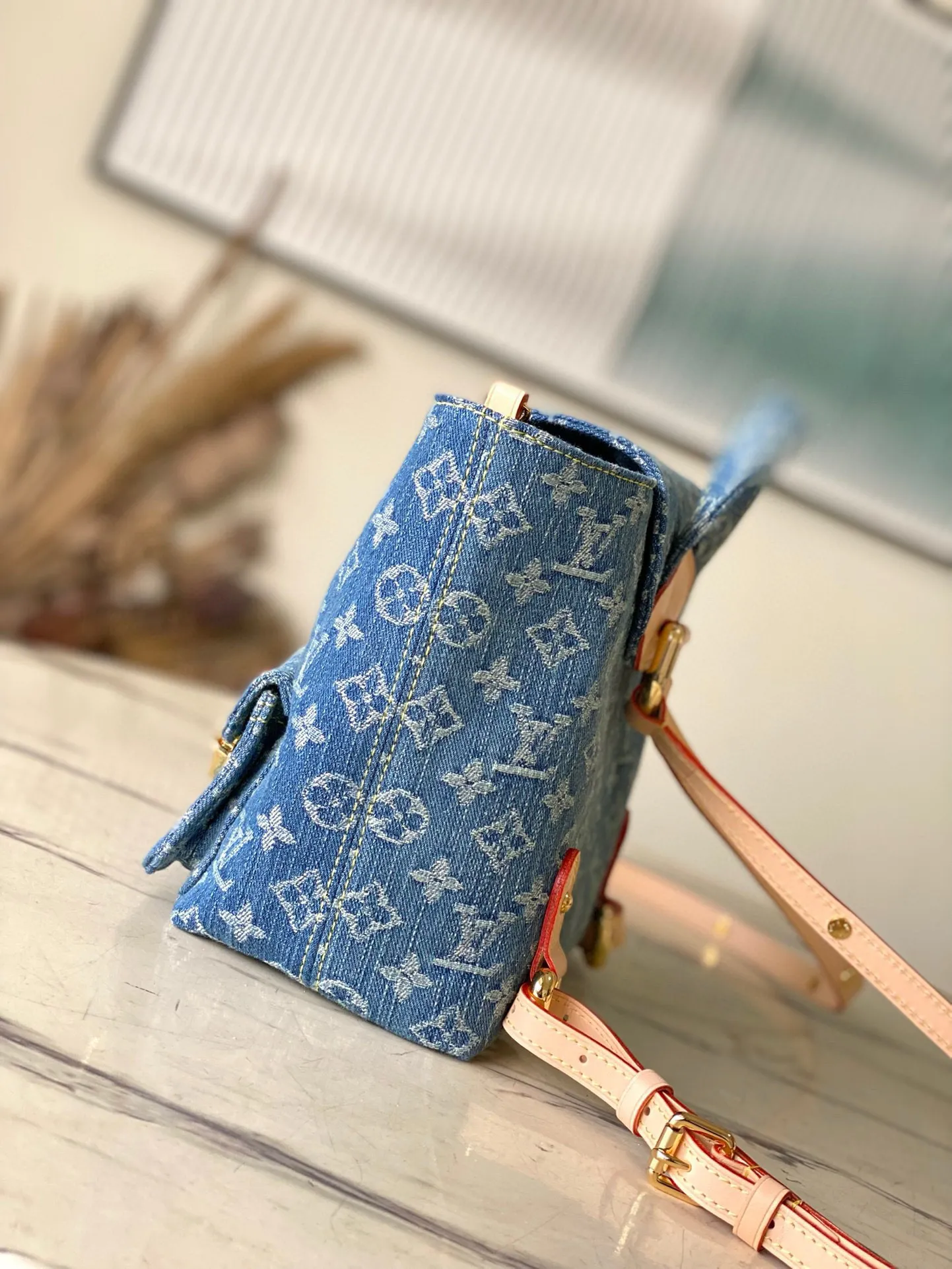 💰1140 The top original M46836 Venice backpack is really amazing! ! ! Of course, the newly launched denim series is indispensable for such a cute little backpack, Venice. It is made of Monogram Denim canvas and has eye-catching buckles to open the flap and front cover. The compact structure contains ample space and can easily accommodate daily necessities such as iPhone 14pro max Djh keys, wallet and sunglasses. The denim presbyopia is good-looking and durable, classic and retro, and the shoulder straps free up your hands ~ a perfect tool for lazy people! The most important thing is that it looks great no matter how you carry it! Dimensions: 20 × 20 × 11 cm