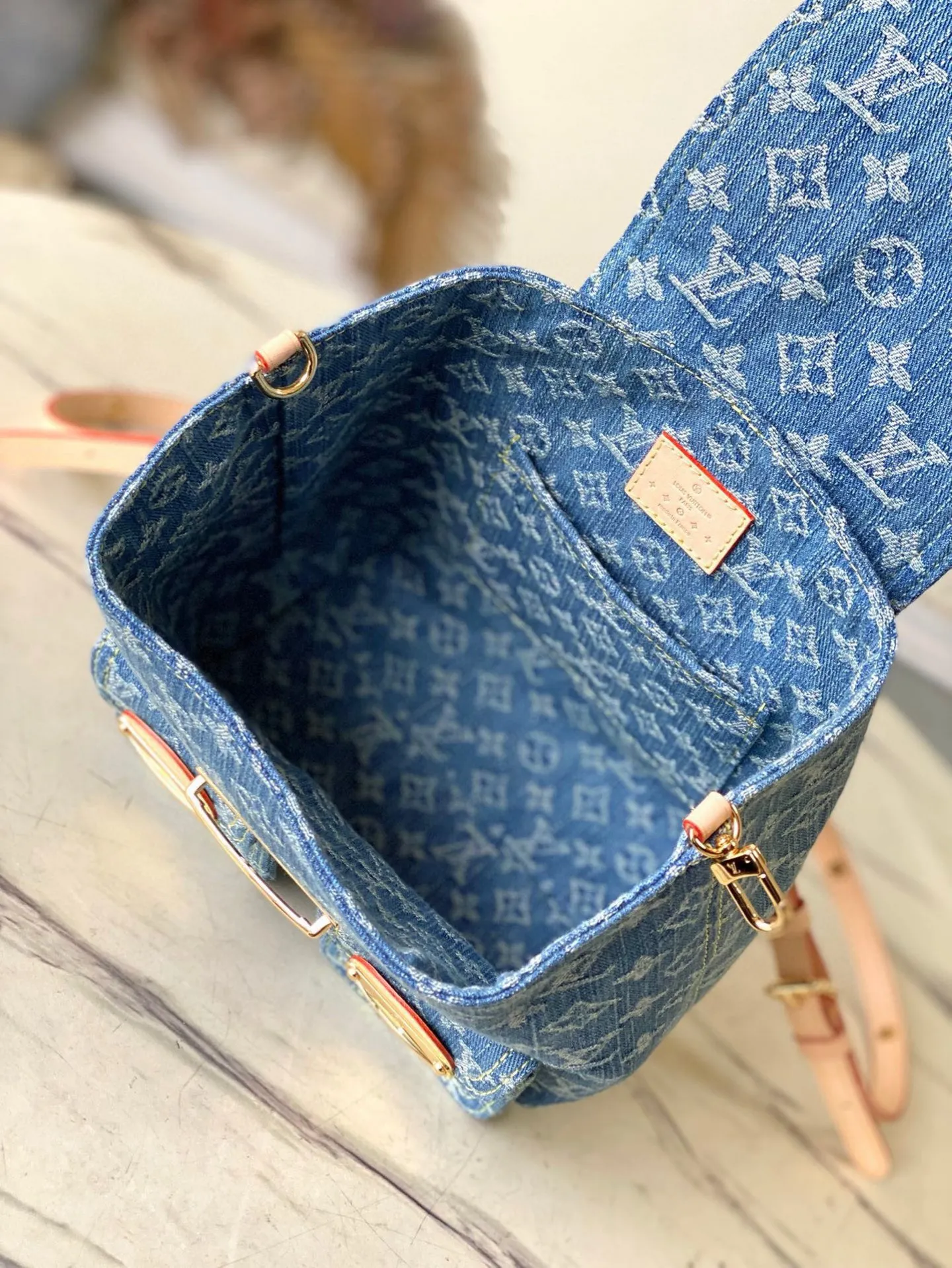 💰1140 The top original M46836 Venice backpack is really amazing! ! ! Of course, the newly launched denim series is indispensable for such a cute little backpack, Venice. It is made of Monogram Denim canvas and has eye-catching buckles to open the flap and front cover. The compact structure contains ample space and can easily accommodate daily necessities such as iPhone 14pro max Djh keys, wallet and sunglasses. The denim presbyopia is good-looking and durable, classic and retro, and the shoulder straps free up your hands ~ a perfect tool for lazy people! The most important thing is that it looks great no matter how you carry it! Dimensions: 20 × 20 × 11 cm