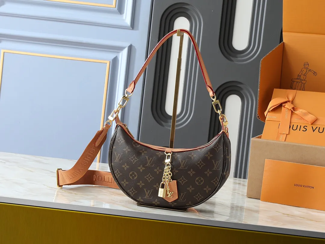 💰220💰Upgraded from the original M12939. This Looping handbag draws inspiration from the Loop handbag of the 2022 Cruise early spring series, using Monogram canvas to interpret the fashion of the 1990s. Dazzling metal hardware and detachable charms enrich the details, while the fabric shoulder strap allows for cross-body wear for day or night situations, and the smooth Toron handle allows it to be worn over the shoulder or by hand. Dimensions: 28.0 x 15.0 x 7.0 cm (length x height x width)