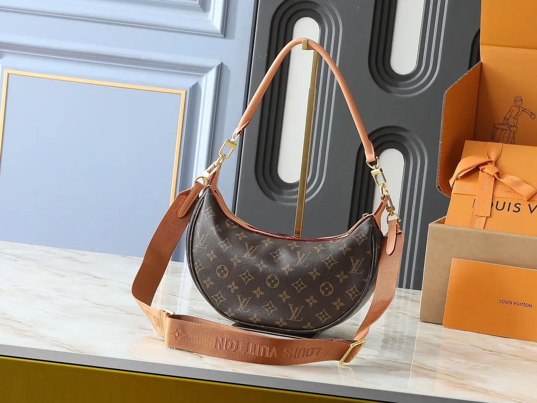 💰220💰Upgraded from the original M12939. This Looping handbag draws inspiration from the Loop handbag of the 2022 Cruise early spring series, using Monogram canvas to interpret the fashion of the 1990s. Dazzling metal hardware and detachable charms enrich the details, while the fabric shoulder strap allows for cross-body wear for day or night situations, and the smooth Toron handle allows it to be worn over the shoulder or by hand. Dimensions: 28.0 x 15.0 x 7.0 cm (length x height x width)