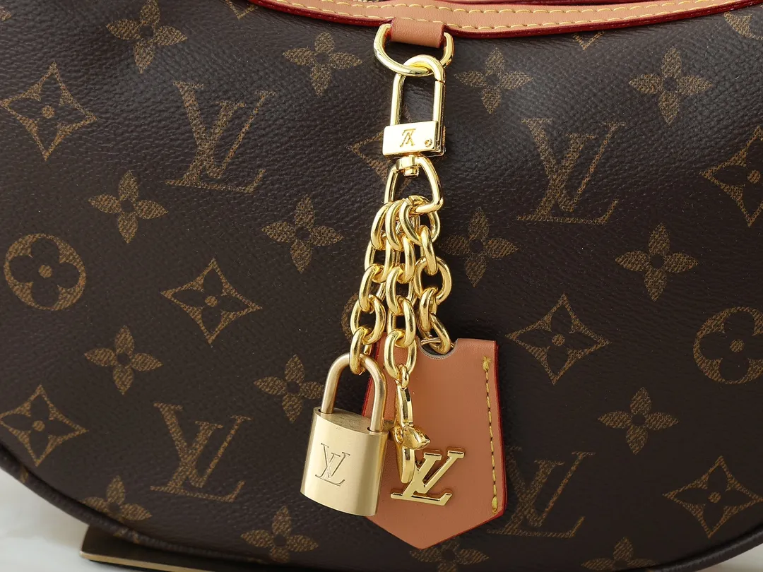 💰220💰Upgraded from the original M12939. This Looping handbag draws inspiration from the Loop handbag of the 2022 Cruise early spring series, using Monogram canvas to interpret the fashion of the 1990s. Dazzling metal hardware and detachable charms enrich the details, while the fabric shoulder strap allows for cross-body wear for day or night situations, and the smooth Toron handle allows it to be worn over the shoulder or by hand. Dimensions: 28.0 x 15.0 x 7.0 cm (length x height x width)