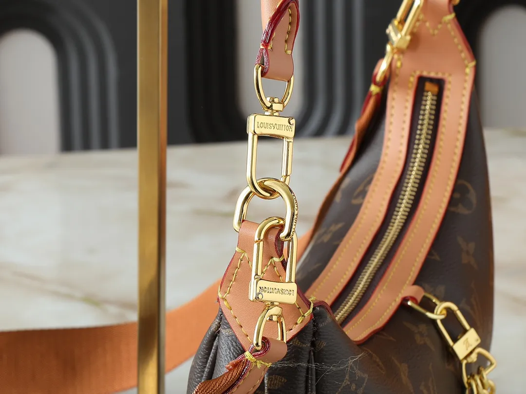 💰220💰Upgraded from the original M12939. This Looping handbag draws inspiration from the Loop handbag of the 2022 Cruise early spring series, using Monogram canvas to interpret the fashion of the 1990s. Dazzling metal hardware and detachable charms enrich the details, while the fabric shoulder strap allows for cross-body wear for day or night situations, and the smooth Toron handle allows it to be worn over the shoulder or by hand. Dimensions: 28.0 x 15.0 x 7.0 cm (length x height x width)