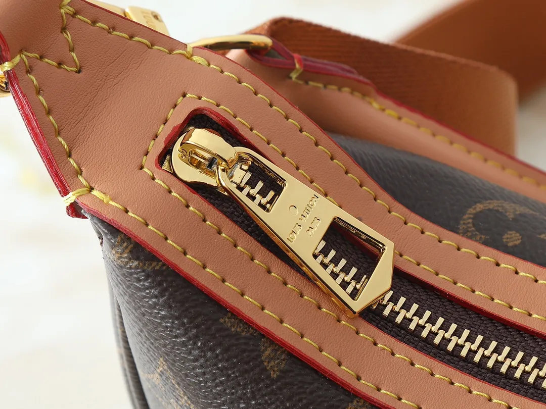 💰220💰Upgraded from the original M12939. This Looping handbag draws inspiration from the Loop handbag of the 2022 Cruise early spring series, using Monogram canvas to interpret the fashion of the 1990s. Dazzling metal hardware and detachable charms enrich the details, while the fabric shoulder strap allows for cross-body wear for day or night situations, and the smooth Toron handle allows it to be worn over the shoulder or by hand. Dimensions: 28.0 x 15.0 x 7.0 cm (length x height x width)