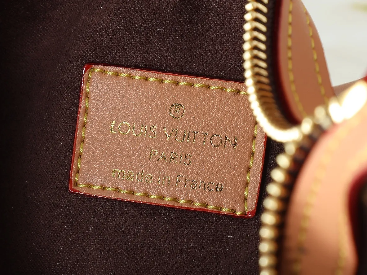 💰220💰Upgraded from the original M12939. This Looping handbag draws inspiration from the Loop handbag of the 2022 Cruise early spring series, using Monogram canvas to interpret the fashion of the 1990s. Dazzling metal hardware and detachable charms enrich the details, while the fabric shoulder strap allows for cross-body wear for day or night situations, and the smooth Toron handle allows it to be worn over the shoulder or by hand. Dimensions: 28.0 x 15.0 x 7.0 cm (length x height x width)