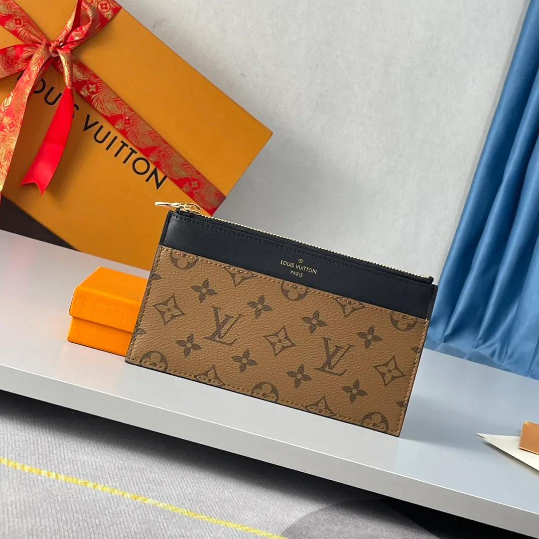 Factory price 240 🇫🇷Exclusive real shot of overseas original M80390! Made of Monogram canvas and smooth calfskin, the Slim Purse clutch has a simple construction and is embossed with the Louis Vuitton logo. It has a zipped main compartment, an external patch pocket, an outer compartment and a card compartment. It can also be placed in other handbags. Size: 20×11×0.5cm