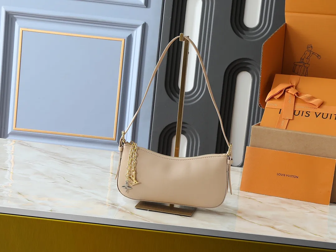 💰220💰Upgraded from the original M25525 M25784. This Liv Pochette handbag is made of elegant Monogram Denim fabric to create a retro style, showing new season ingenuity and can be carried comfortably under the arm. The dazzling chain and adjustable shoulder strap are detachable, allowing for a variety of styling possibilities, and the logo nameplate proves the brand's exquisite craftsmanship. Dimensions: 23 x 10 x 4 cm (length x height x width)