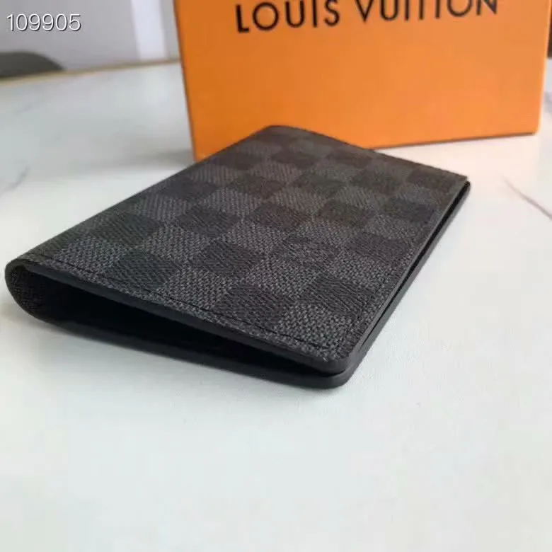 P100lv Wallet Coin Clip M60181 A must-have accessory for modern travelers, this coated canvas passport cover combines fashion and practicality. Equipped with four credit card slots and two convenient pockets for quick access to your passport. Dimensions: 10.0 x 14.0 x 2.5 cm ~