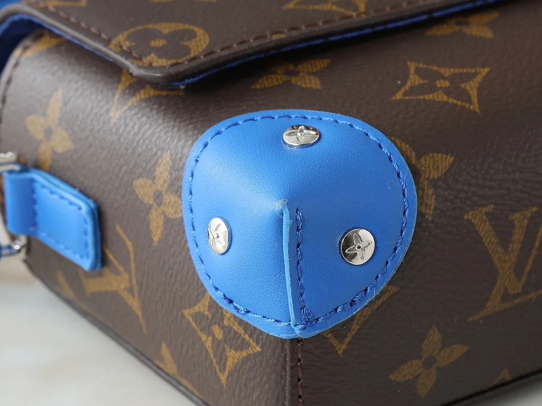 💰240💰Upgraded from the original M81746 M82917 M82916 M82918 M83613 M40674 This Steamer mini handbag is made of bright Taurillon leather and tells the inspiration of the brand's traditional Steamer hard case. A signature pin and chain add a classic touch, while an interior zip pocket and magnetic closure ensure secure storage. Dimensions: 18.0 x 11.0 x 6.5 cm (length x height x width)