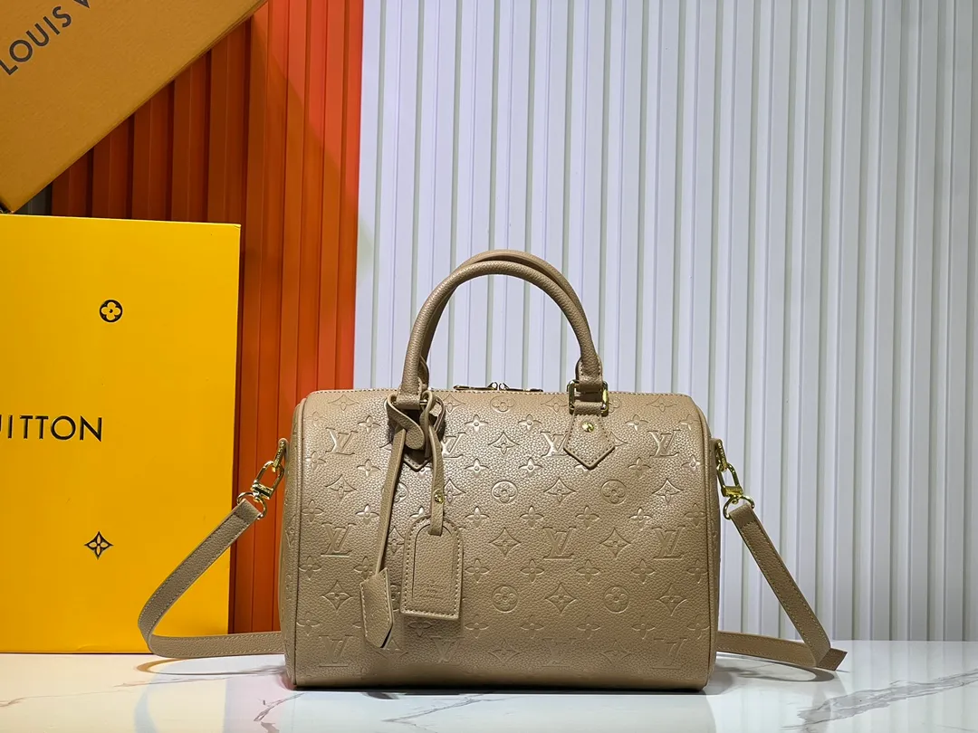 Batch 280💰Upgraded from the original M47186 M11323 M40391 This Speedy Soft 30 handbag renews the classic design of the Speedy handbag, using Monogram Empreinte leather and suede cowhide lining to create a light and soft structure. Whether carried by hand, cross-body or shoulder, you can create a trendy look. Dimensions: 30x21x17 cm