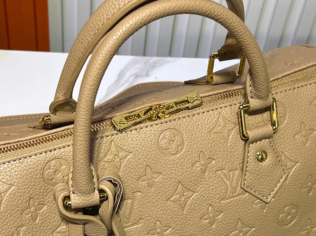 Batch 280💰Upgraded from the original M47186 M11323 M40391 This Speedy Soft 30 handbag renews the classic design of the Speedy handbag, using Monogram Empreinte leather and suede cowhide lining to create a light and soft structure. Whether carried by hand, cross-body or shoulder, you can create a trendy look. Dimensions: 30x21x17 cm