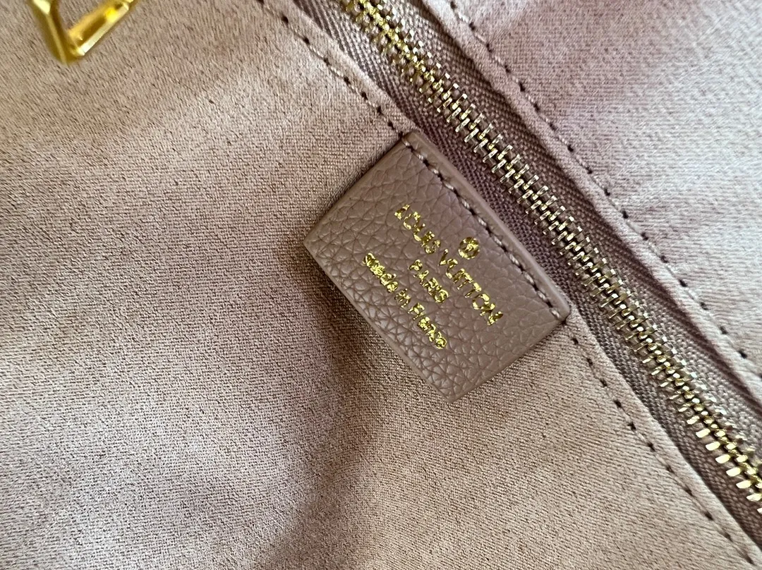 Batch 280💰Upgraded from the original M47186 M11323 M40391 This Speedy Soft 30 handbag renews the classic design of the Speedy handbag, using Monogram Empreinte leather and suede cowhide lining to create a light and soft structure. Whether carried by hand, cross-body or shoulder, you can create a trendy look. Dimensions: 30x21x17 cm