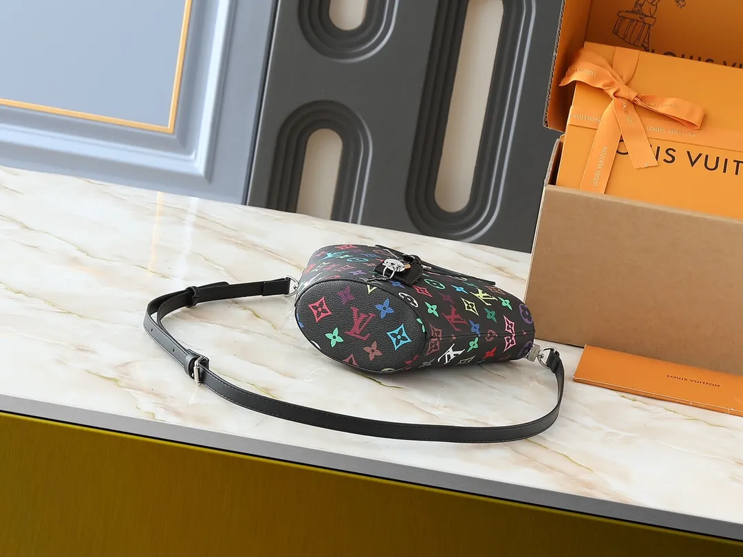 💰240💰Upgraded from the original M14680. Nicolas Ghesquière presented the Rivage BB handbag at the 2025 spring and summer show. It is cut out of Monogram canvas in a bucket shape and reinterprets the Noctambule handbag launched by Louis Vuitton in 1999. The trunk-style handles, LV-engraved padlock and leather luggage tag add classic elements, and the shoulder strap makes it easy to carry cross-body. Dimensions: 12.0 x 18.0 x 7.0 cm (length x height x width)