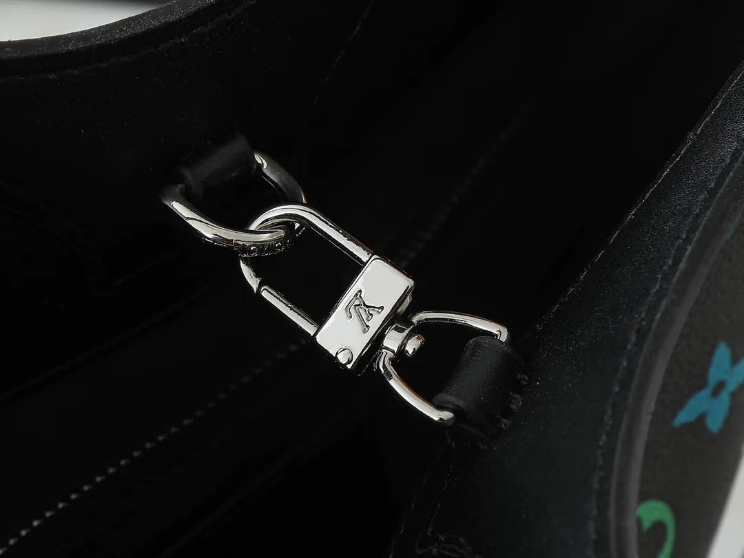 💰240💰Upgraded from the original M14680. Nicolas Ghesquière presented the Rivage BB handbag at the 2025 spring and summer show. It is cut out of Monogram canvas in a bucket shape and reinterprets the Noctambule handbag launched by Louis Vuitton in 1999. The trunk-style handles, LV-engraved padlock and leather luggage tag add classic elements, and the shoulder strap makes it easy to carry cross-body. Dimensions: 12.0 x 18.0 x 7.0 cm (length x height x width)