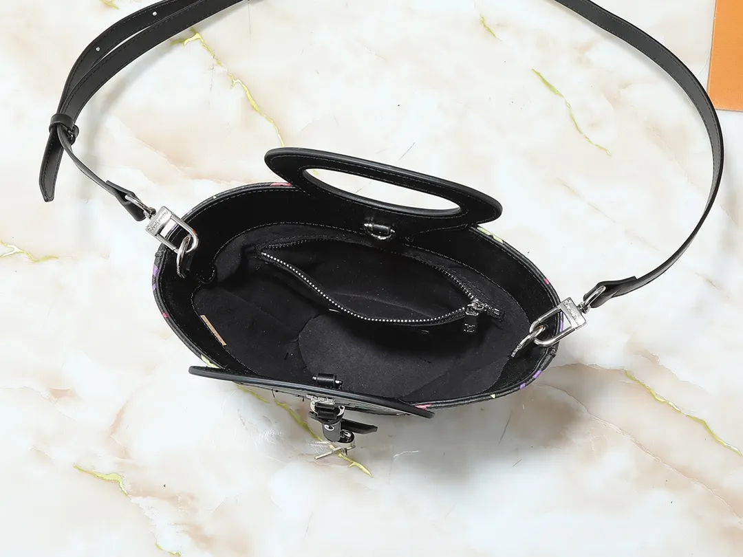 💰240💰Upgraded from the original M14680. Nicolas Ghesquière presented the Rivage BB handbag at the 2025 spring and summer show. It is cut out of Monogram canvas in a bucket shape and reinterprets the Noctambule handbag launched by Louis Vuitton in 1999. The trunk-style handles, LV-engraved padlock and leather luggage tag add classic elements, and the shoulder strap makes it easy to carry cross-body. Dimensions: 12.0 x 18.0 x 7.0 cm (length x height x width)