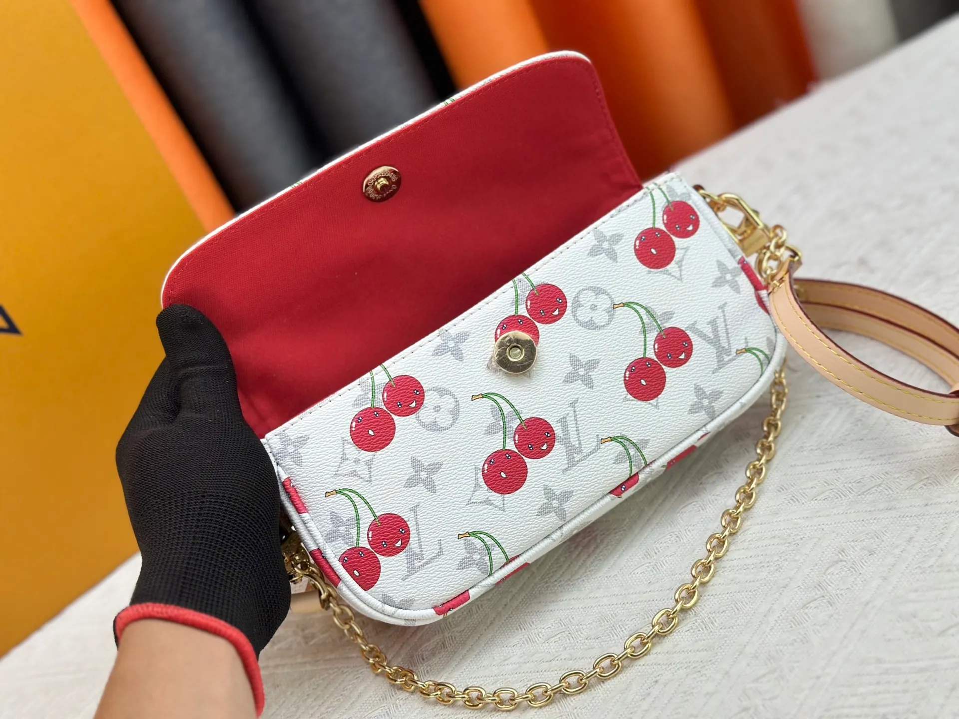 P220 Upgraded Version [Official Latest Matching Color] Cherry Chain Bag Armpit Bag Exclusive Sticker LV M14239 M14231 M11299 Beige M12778 Gray Flower M81992 M82110 Presbyopia M81911 Wallet on Chain Ivy handbag is embossed with large Monogram pattern on the surface of Monogram Empreinte grain leather, adding a trendy choice for daily travel and evening occasions. Cleverly using a short chain and a detachable and adjustable leather shoulder strap, it can be worn handheld, on the shoulder, or as a crossbody. Detailed features 23.5 x 12 x 4.3 cm (length x height x width)