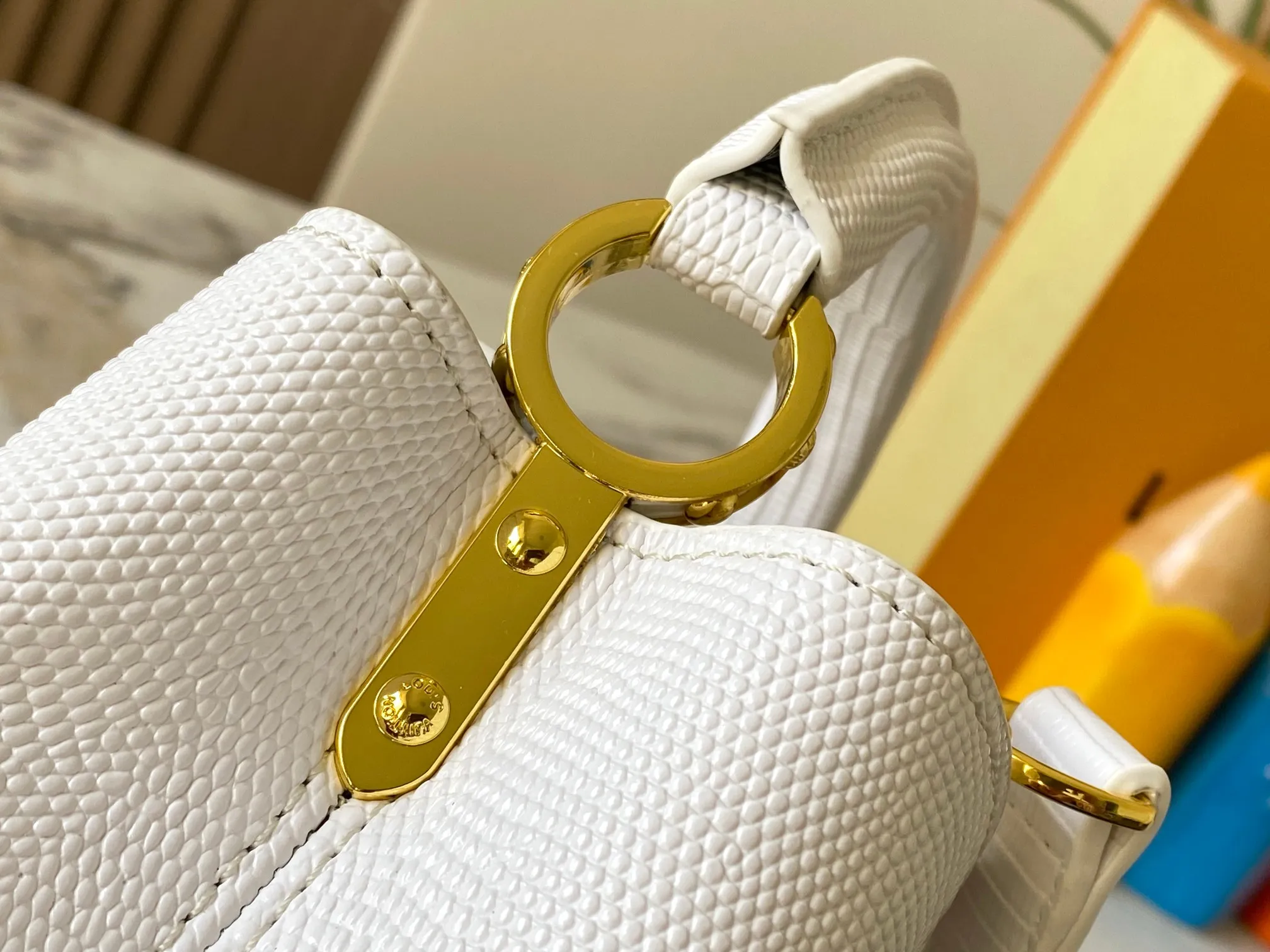Top original P420 Guangzhou product M99527 white lizard gold buckle This Capucines mini handbag is wrapped in gorgeous lizard leather and lined with fine sheepskin, embellished with dazzling metal parts. The flip cover reads LV letters inside, and a Monogram flower blooms when turned out. Its compact size makes it a dazzling choice for evening occasions. Detailed features 21 x 14 x 8 cm (length x height x width)