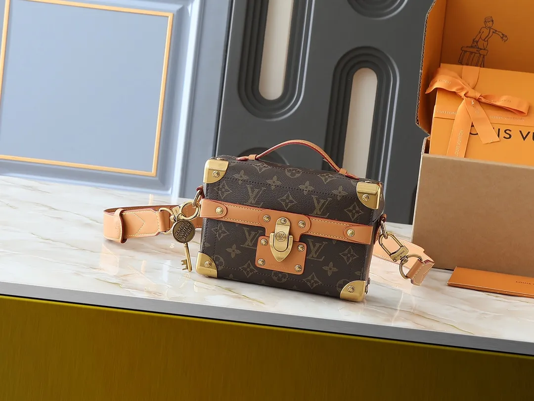 💰320💰Upgraded original M13871 embossed black M11743 black flower M11516 black M11535 presbyopia M12686 This Soul Trunk handbag is crafted by Pharrell Williams and is made of flexible LV Colorado cow leather with a grained texture. The Tumbler's magnetic clasp, rivets and top handles harken back to classic hard case elements, while a removable and adjustable shoulder strap completes the sophisticated details. Size: 19x15x7cm