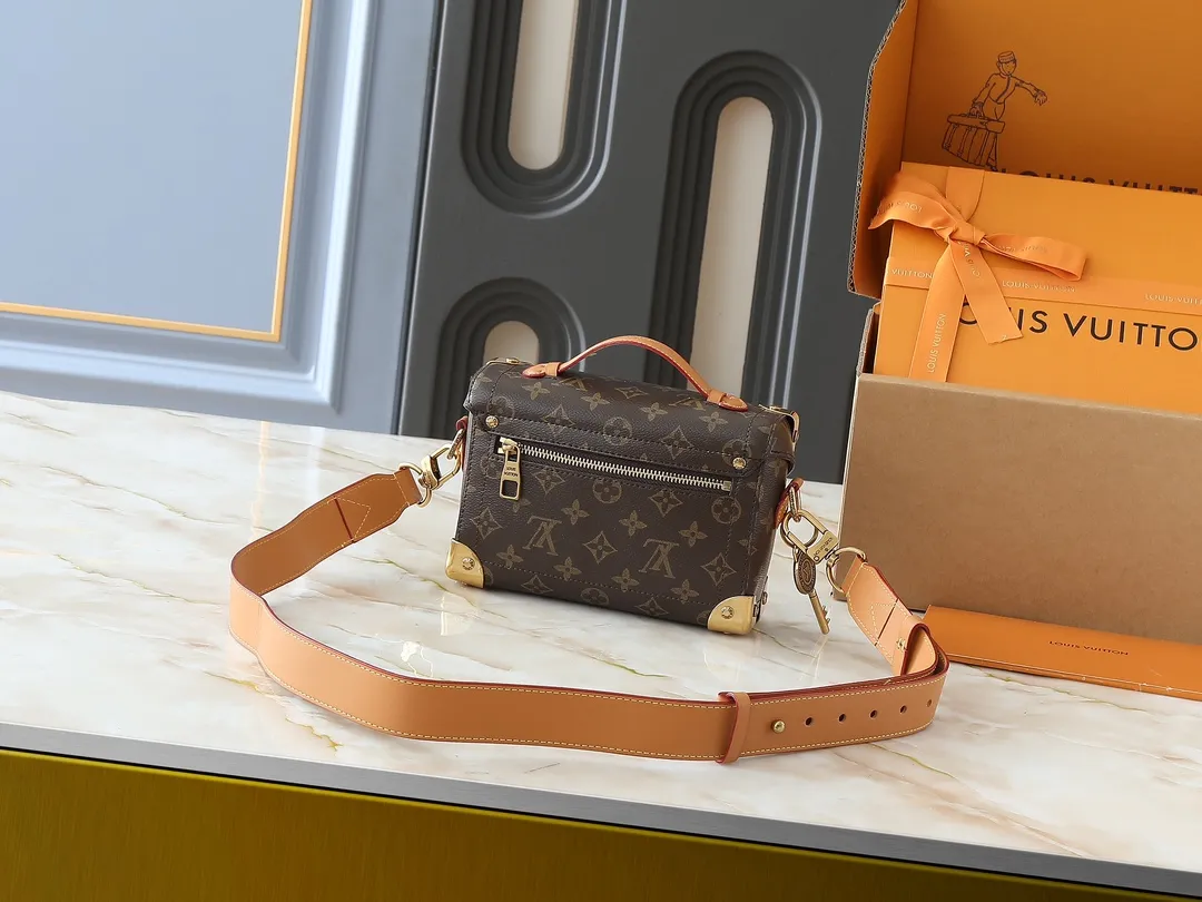 💰320💰Upgraded original M13871 embossed black M11743 black flower M11516 black M11535 presbyopia M12686 This Soul Trunk handbag is crafted by Pharrell Williams and is made of flexible LV Colorado cow leather with a grained texture. The Tumbler's magnetic clasp, rivets and top handles harken back to classic hard case elements, while a removable and adjustable shoulder strap completes the sophisticated details. Size: 19x15x7cm