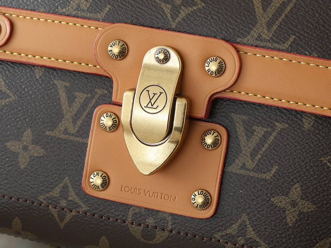 💰320💰Upgraded original M13871 embossed black M11743 black flower M11516 black M11535 presbyopia M12686 This Soul Trunk handbag is crafted by Pharrell Williams and is made of flexible LV Colorado cow leather with a grained texture. The Tumbler's magnetic clasp, rivets and top handles harken back to classic hard case elements, while a removable and adjustable shoulder strap completes the sophisticated details. Size: 19x15x7cm